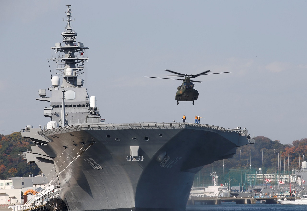 一架直升机在停泊于日本海上自卫队横须贺基地的海自直升机护卫舰「出云号」上降落。资料照片。路透
