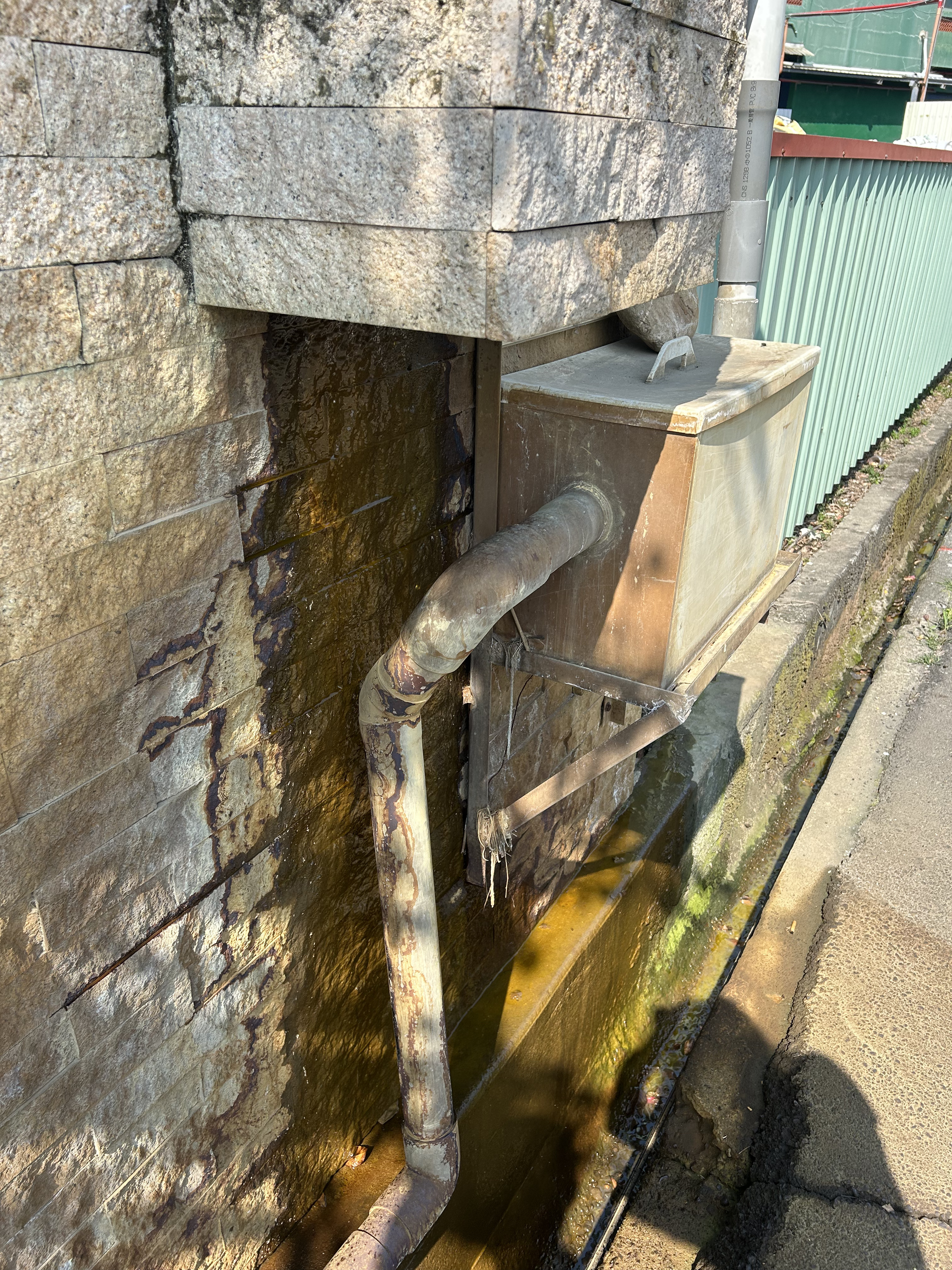 南岗、竹山工业区设置水质监测器，即时查获业者偷排废水。图／南投县环保局提供