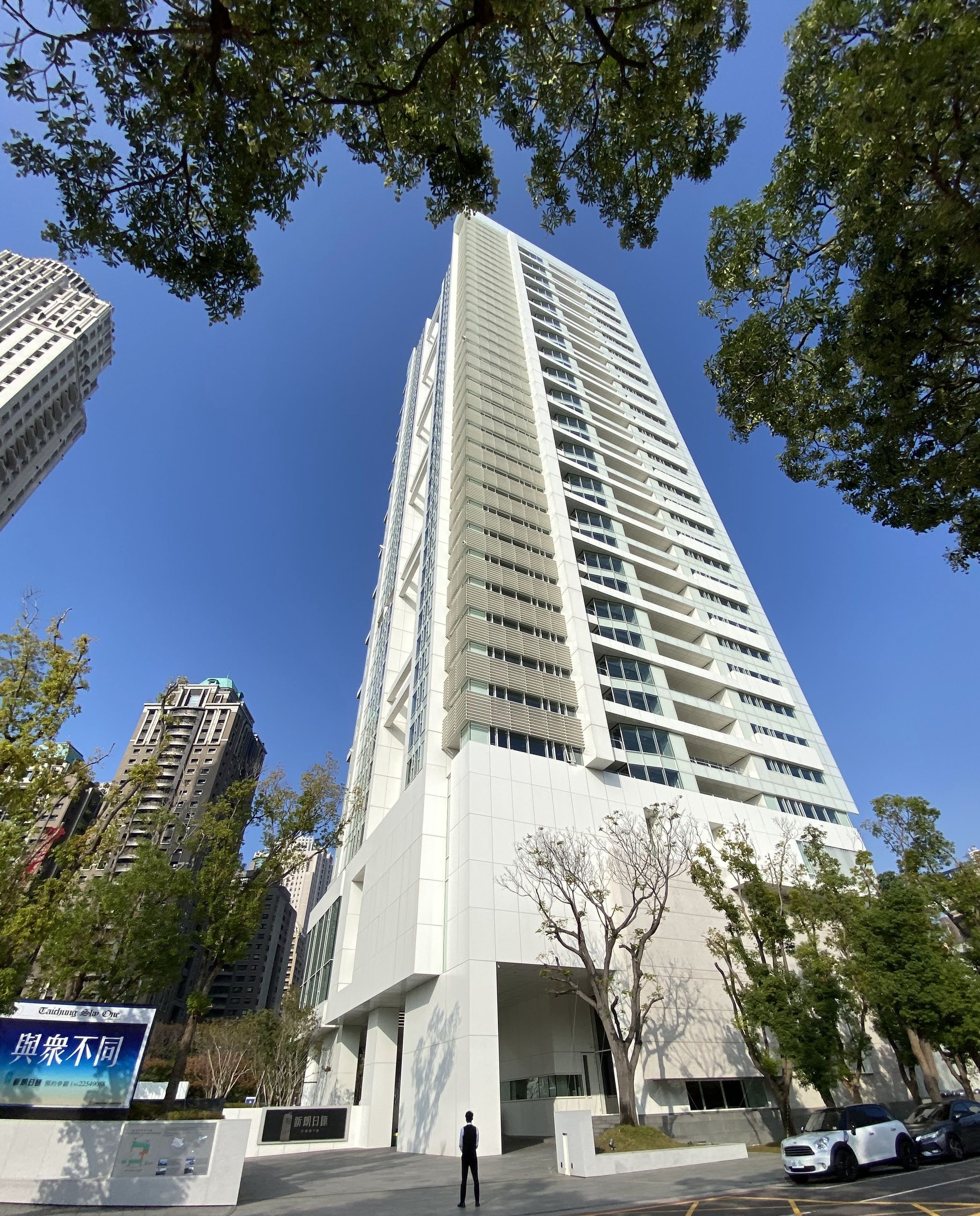 台中市七期「新朗日汇」豪宅大楼出自「白派大师」Richard Meier手笔，整栋纯白大楼成为特色。记者赵容萱／摄影