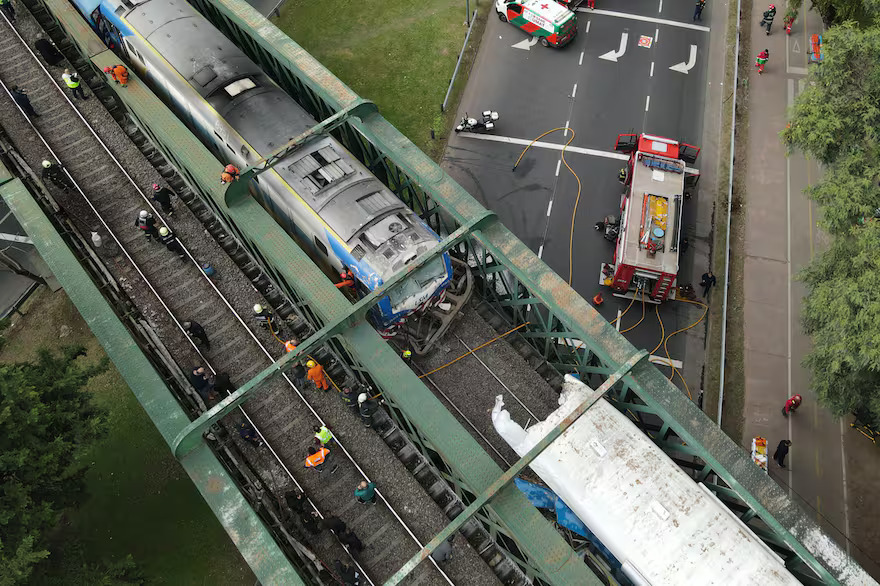 阿根廷10日早上巴勒摩（Palermo）区火车铁桥发生两火车相撞意外，造成车厢脱轨漏油爆炸，导致90人受伤。图取自国家报（La Nacion）