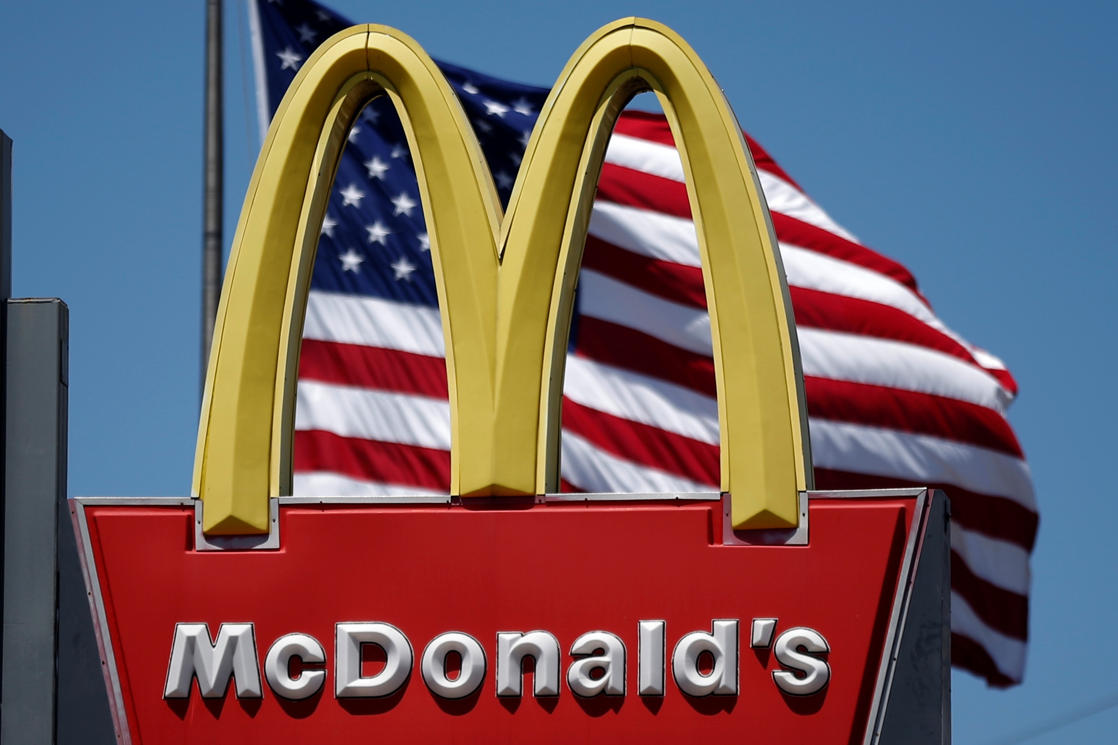 为了吸引精打细算的消费者，美国麦当劳计划推出5美元超值套餐。  路透