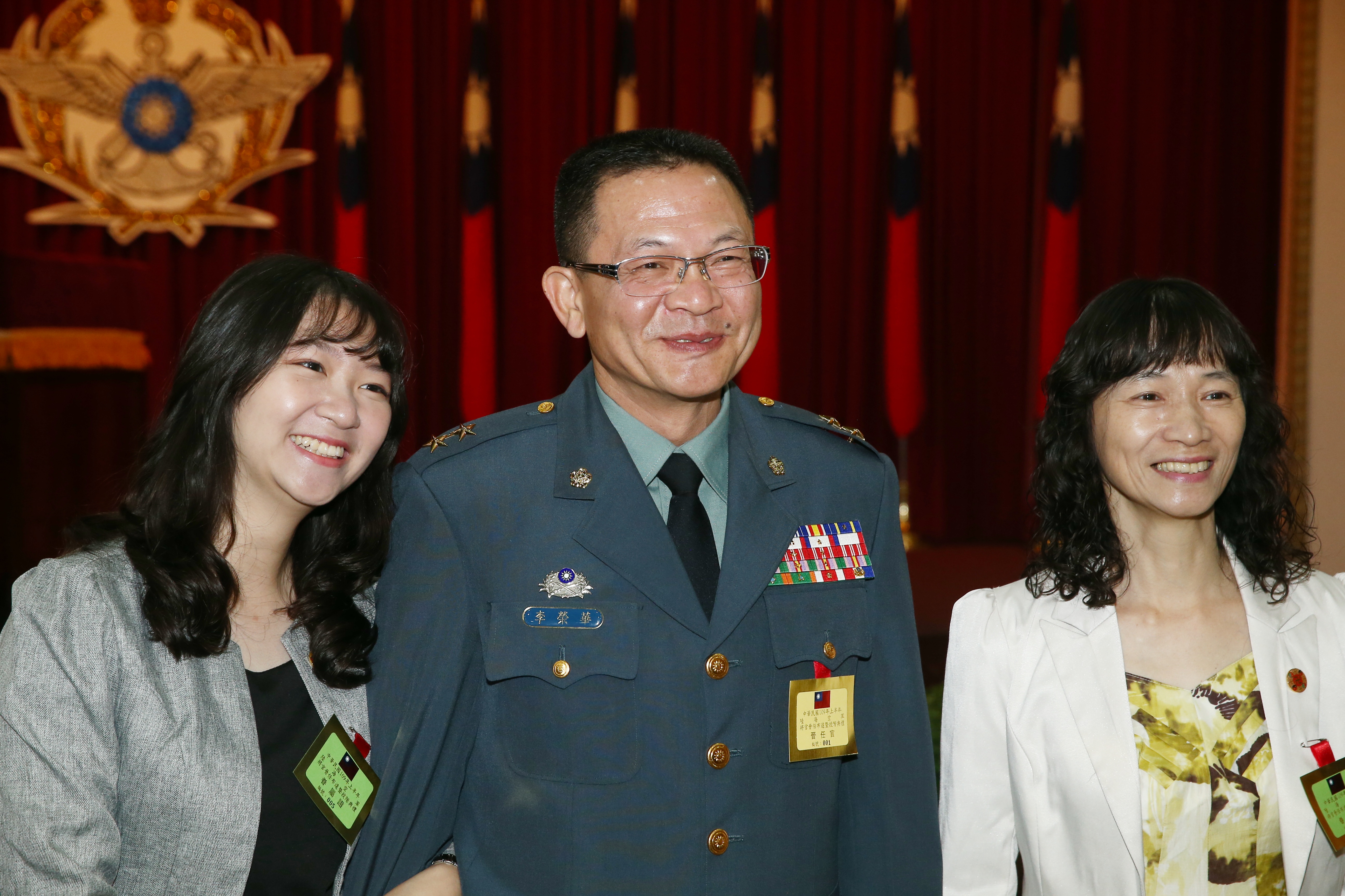 2019年12月24日，国防部109年上半将官晋任典礼，李荣华（中）与家人合影。记者曾原信／摄影