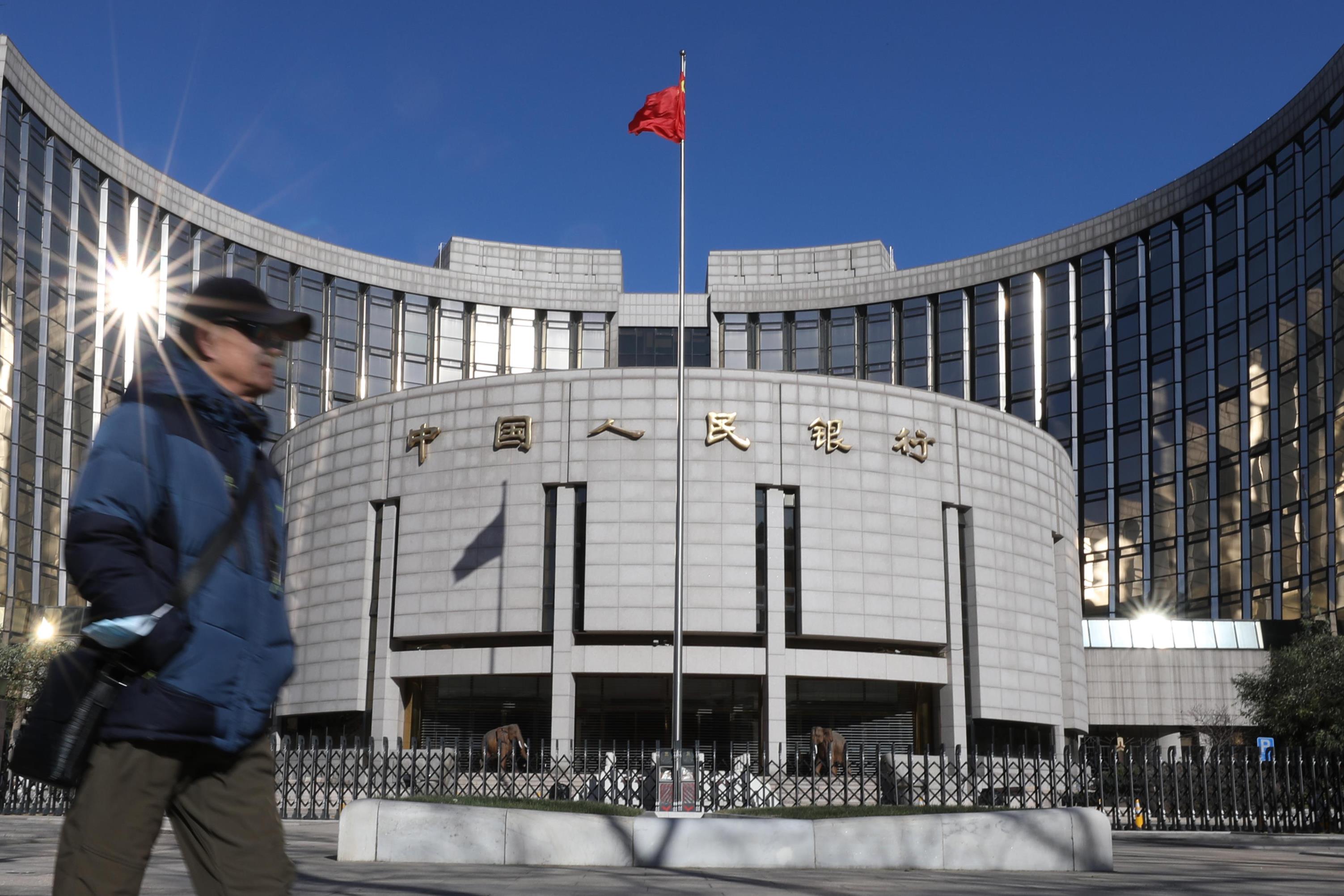 中国人民银行11日公布4月信贷社融数据，外界认为几乎全口径超预期恶化，引起网上热议与机构、专家各种讨论与分析。（中新社）