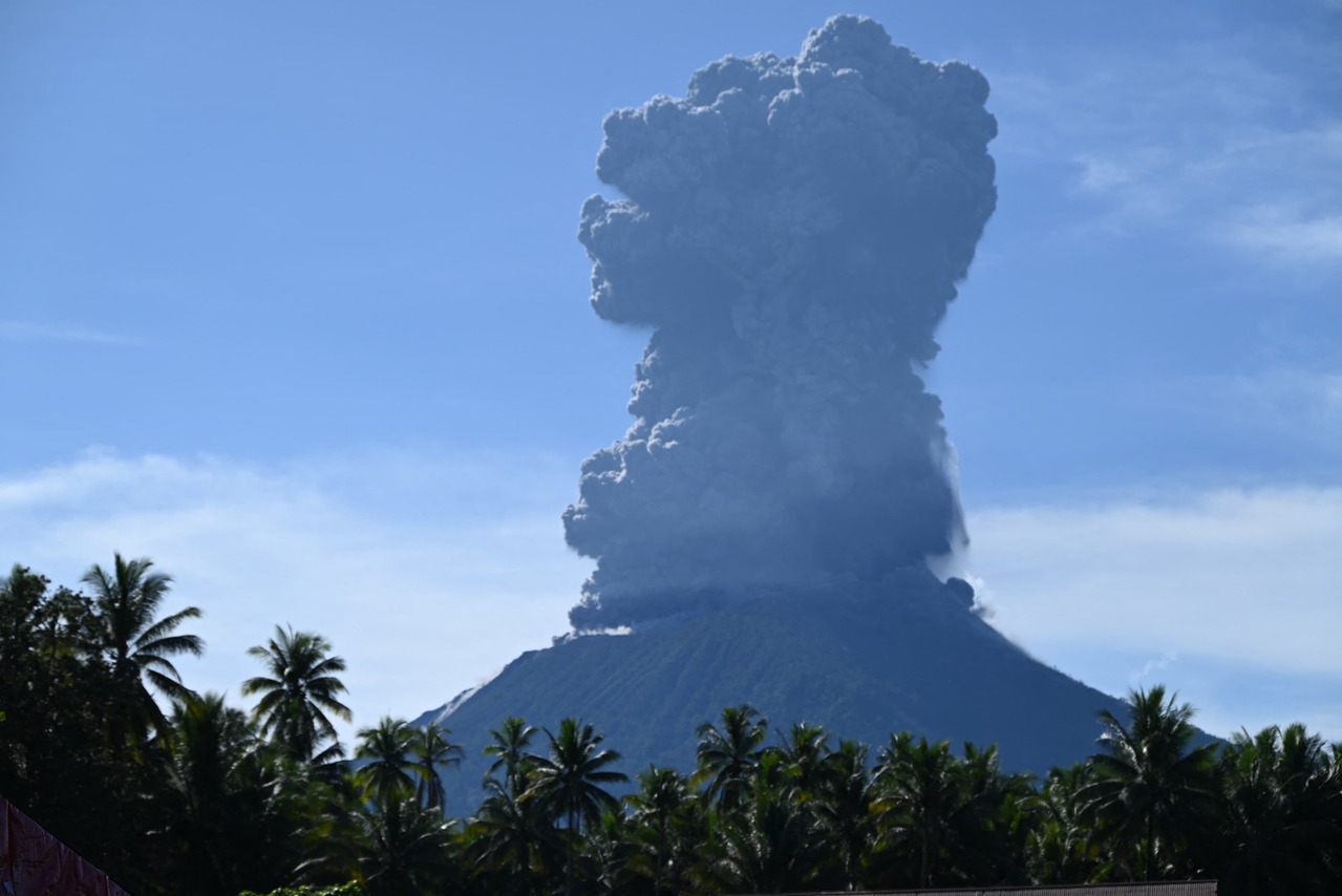 印尼东部的伊布火山（Mount Ibu）今天喷发，火山灰柱直入云端高度超过5公里。当局上周已将警报级别提升至次高等级，目前还未有任何伤亡报告。图／法新社