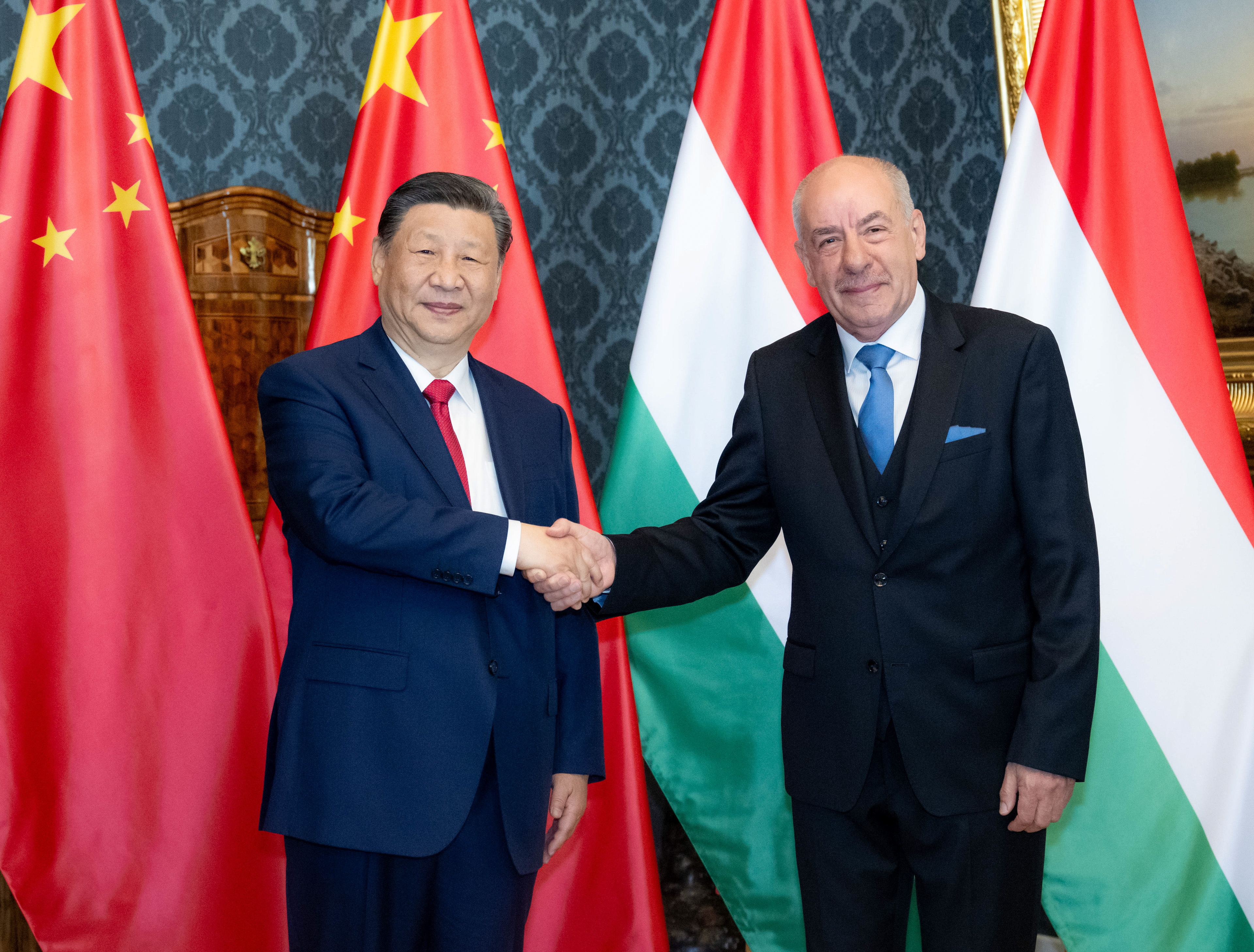 中国国家主席习近平在布达佩斯总统府同匈牙利总统舒尤克举行会谈。图／新华社