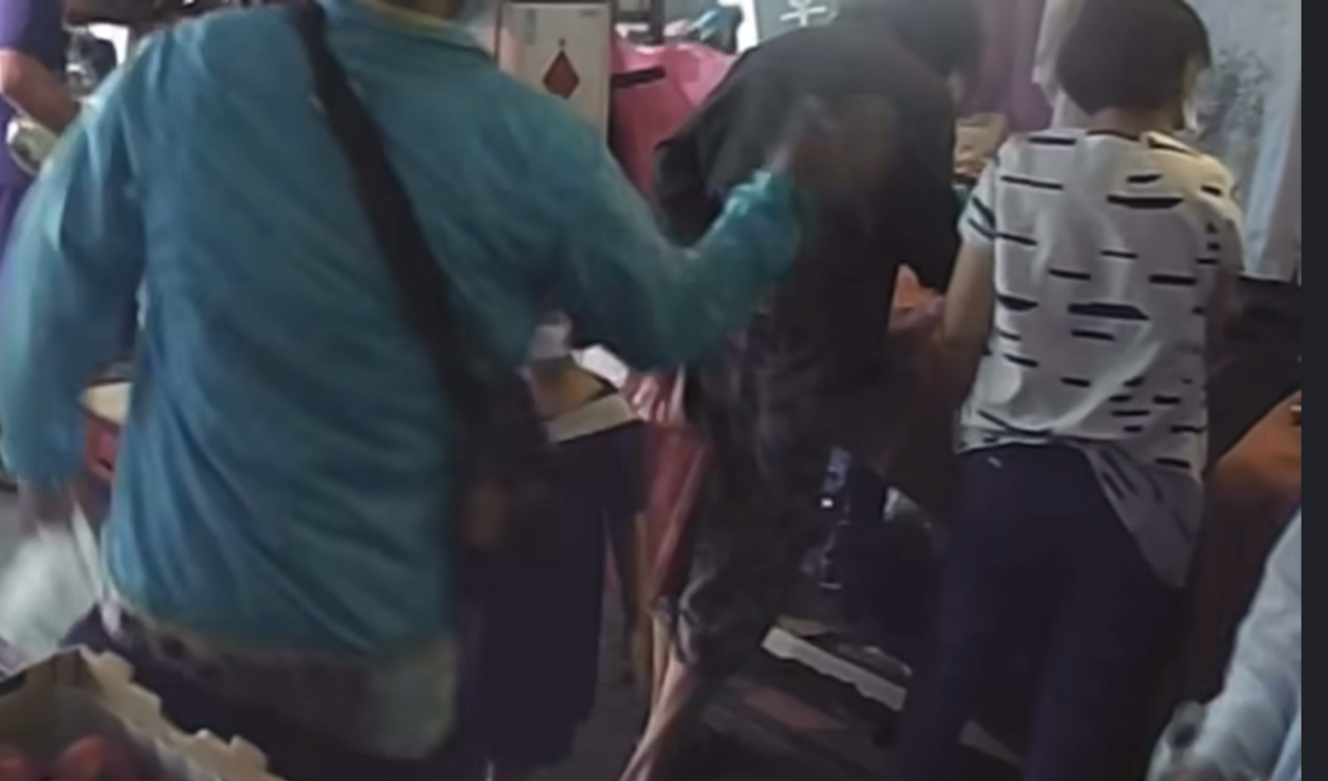 网友爆料台南妇人（左）昨在东区崇德市场涉对小女童打耳光，女童被打到几乎连站都站不稳。 图／翻摄自爆料二公社