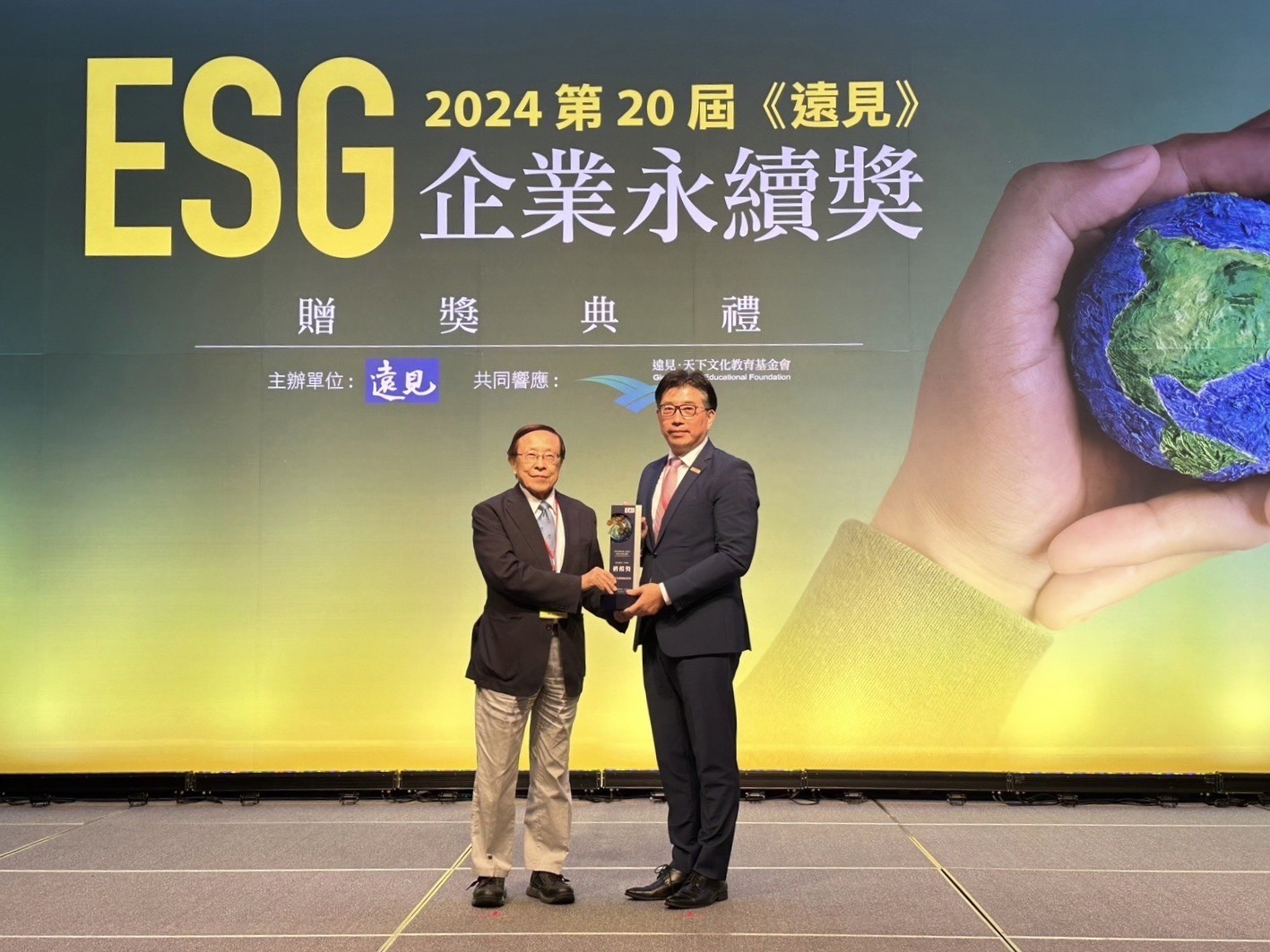 默克获颁第20届远见杂志ESG企业永续奖「综合绩效外商组」楷模奖，由台湾默克集团董事长李俊隆（右）博士代表领奖。图／台湾默克提供