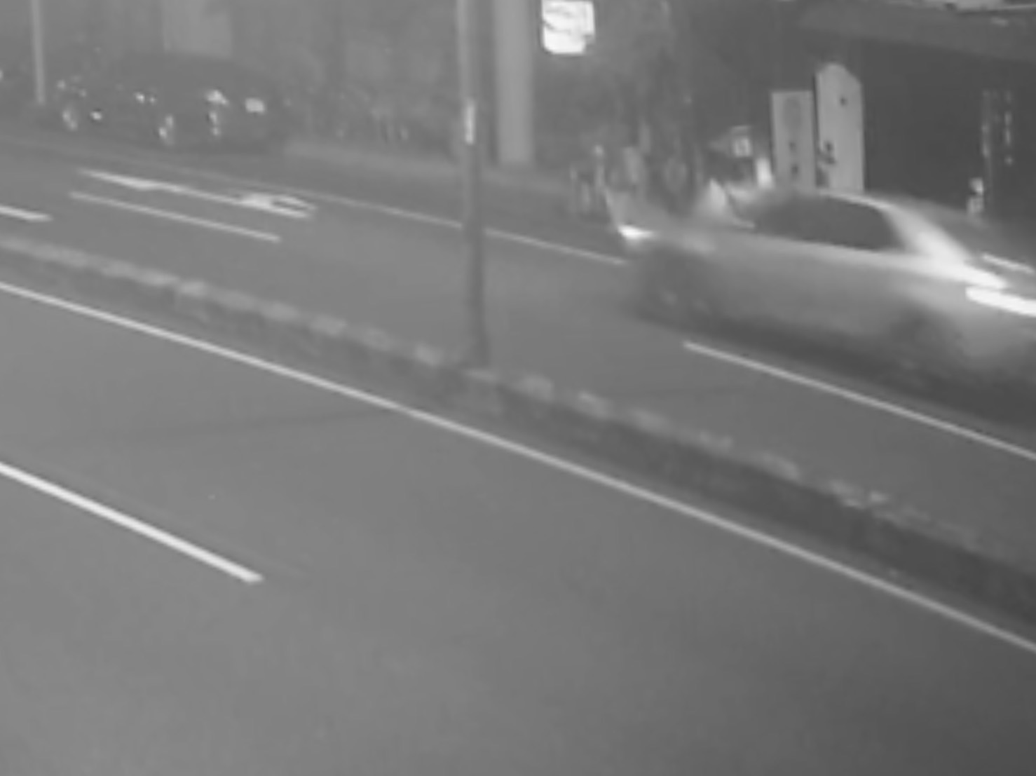 台南市中西区民生路一路，今天清晨3点多发生轿车撞死穿越马路老人意外。记者黄宣翰／翻摄