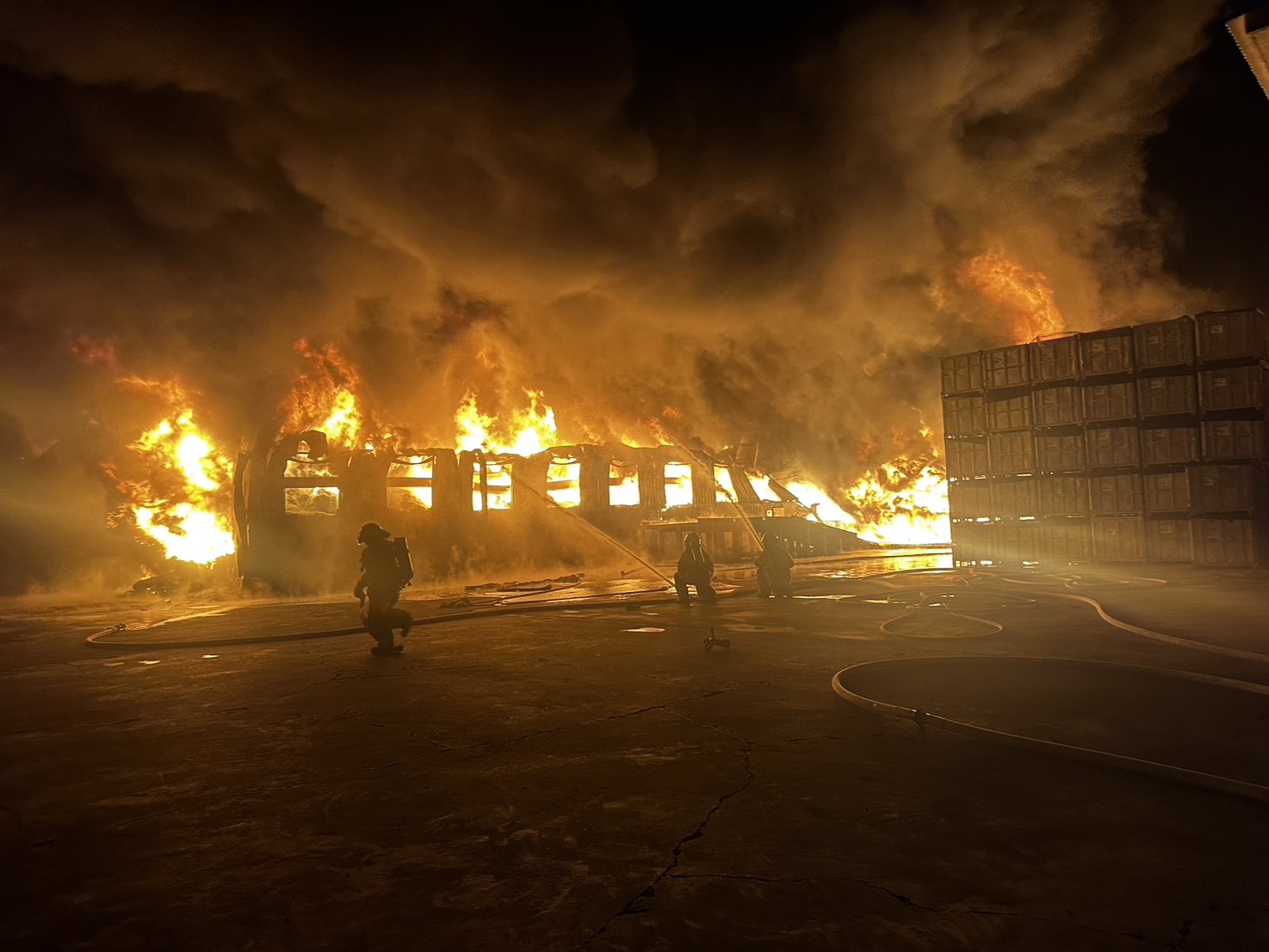 台南佳里工厂火警 厂房全面燃烧消防人员灌救中。图／读者提供