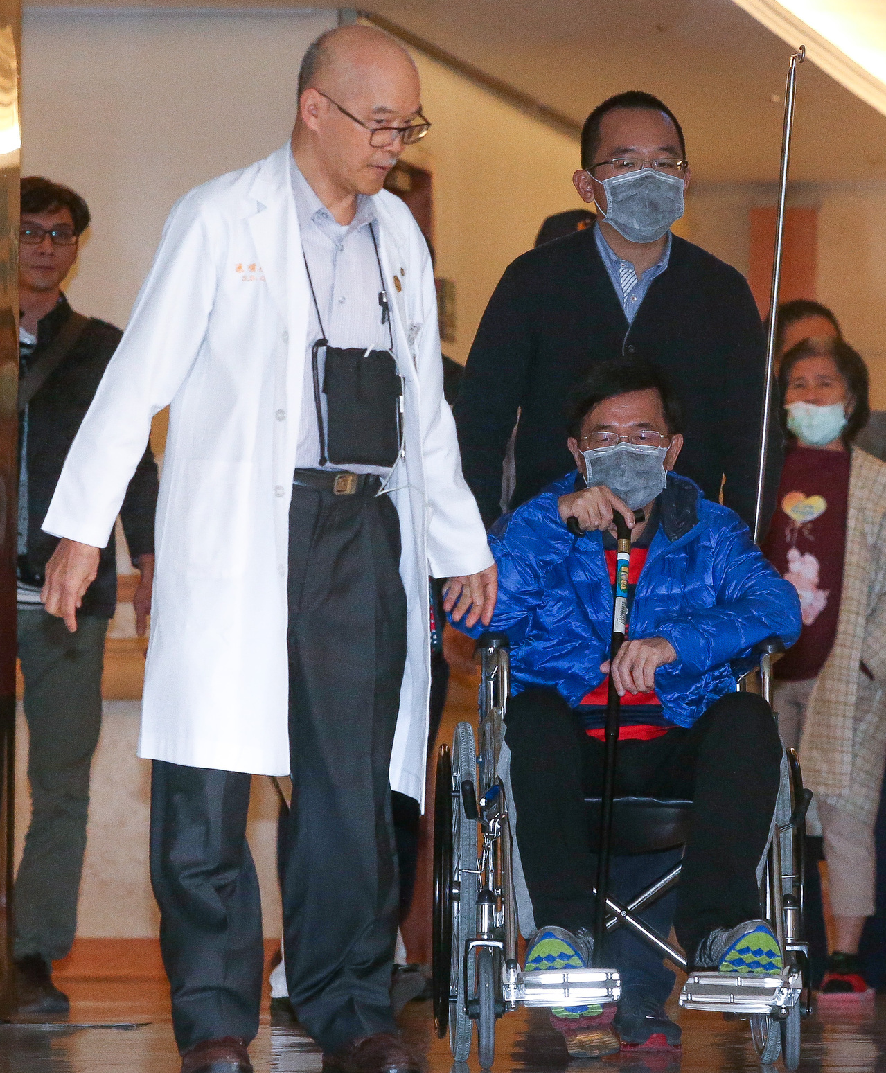 陈顺胜（左）是前总统陈水扁（右坐者）的主治医师。图／本报系资料照片