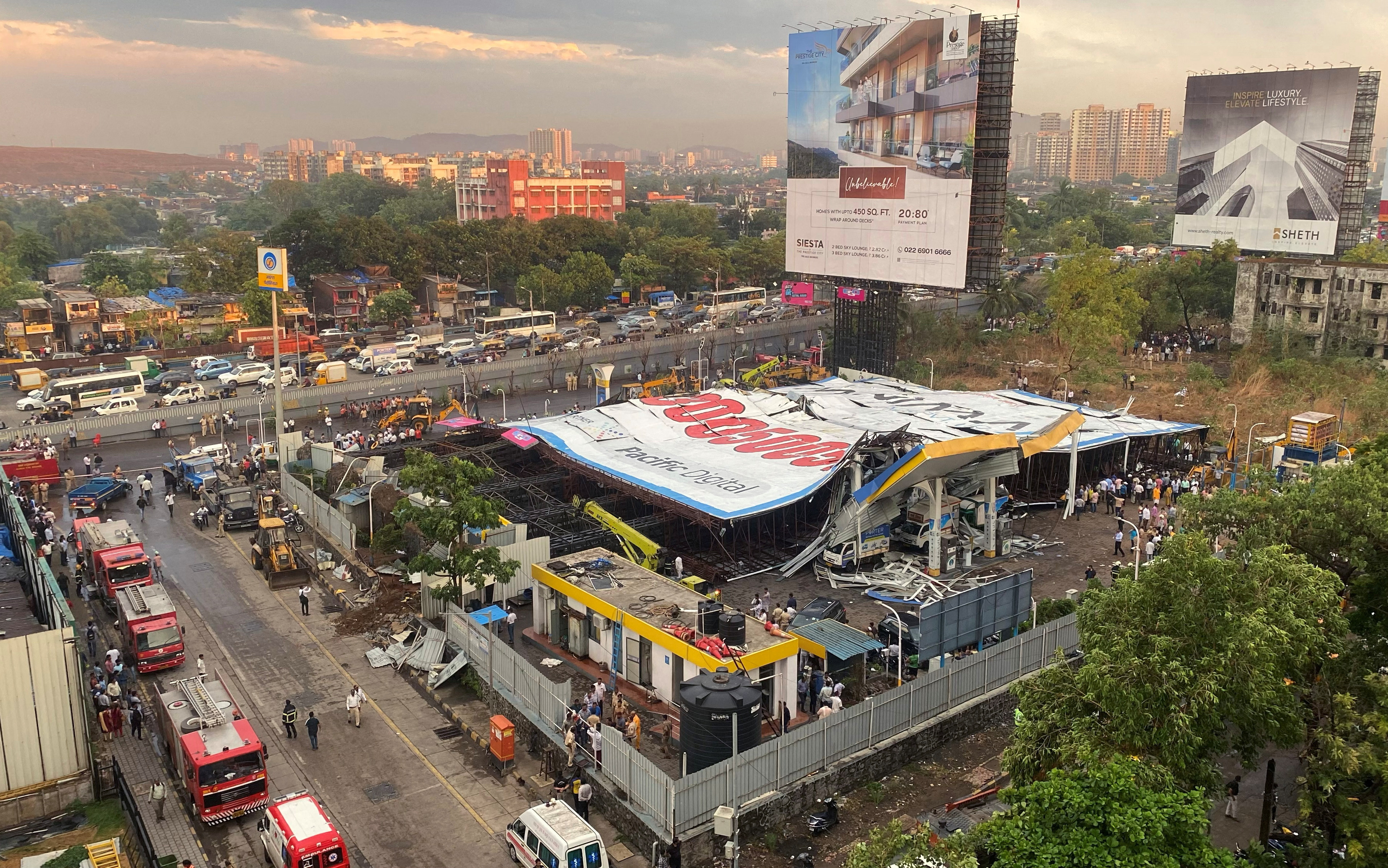 印度孟买市一块巨型广告招牌，13日在一场猛烈风暴中倒塌。路透