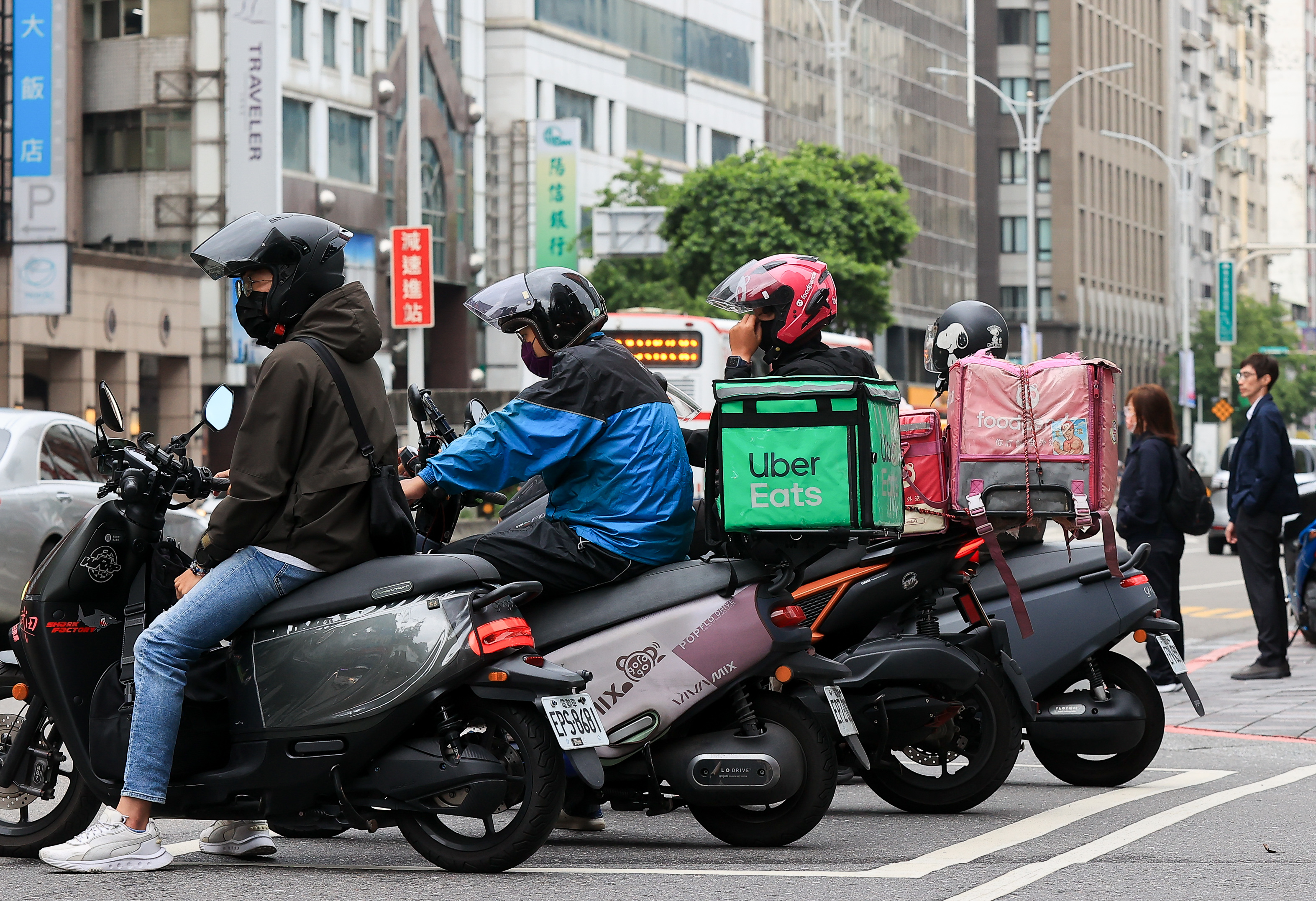 Uber Eats宣布以9亿5千万美元现金并购Delivery Hero旗下的foodpanda台湾外送事业，预计于2025上半年完成交易，foodpanda台湾的在地消费者、商家和外送合作伙伴将移转至Uber Eats平台。记者余承翰／摄影