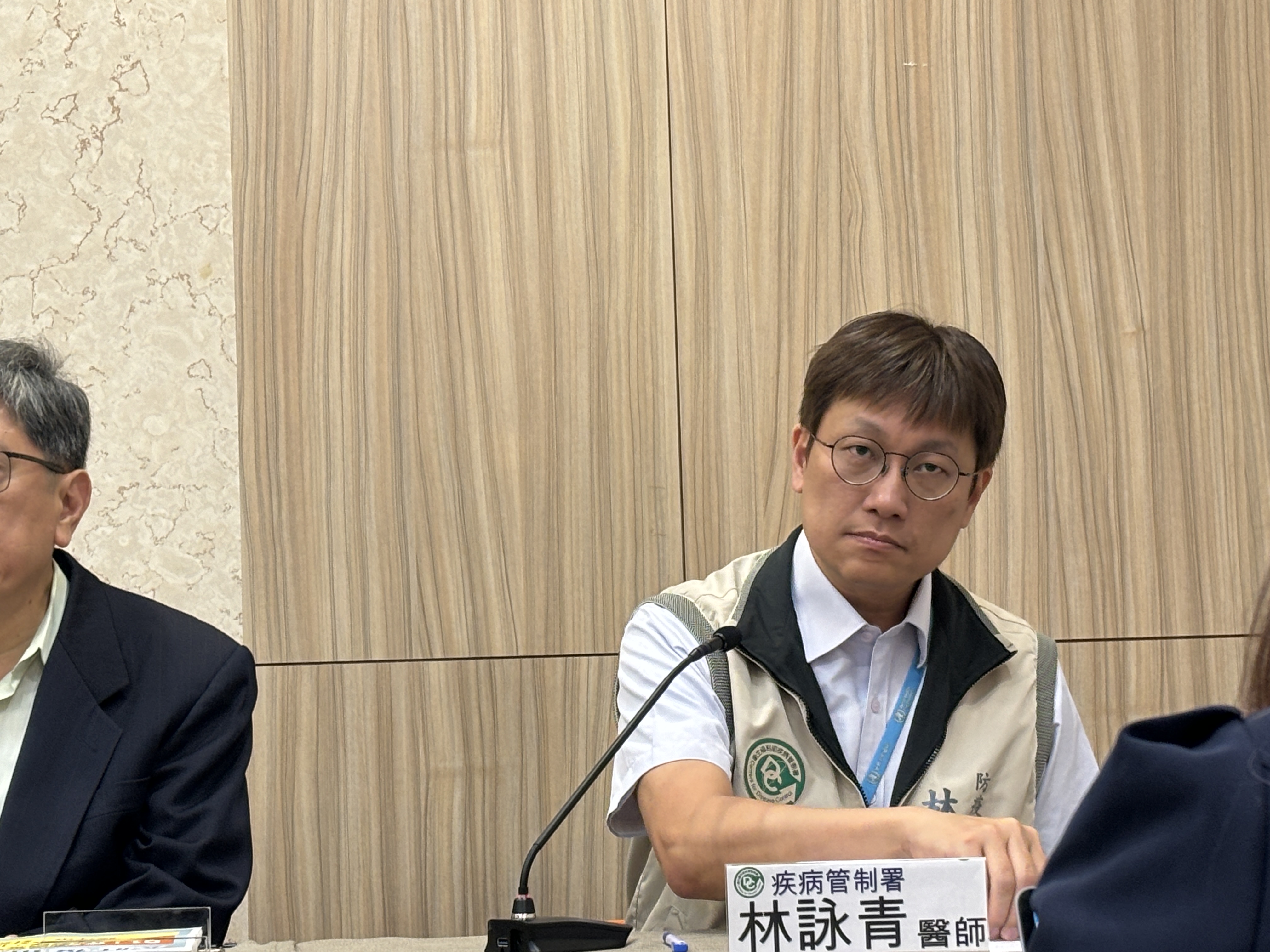 防疫医师林咏青说明2名新冠特殊病例，皆为一岁多男童。记者李青萦／摄影