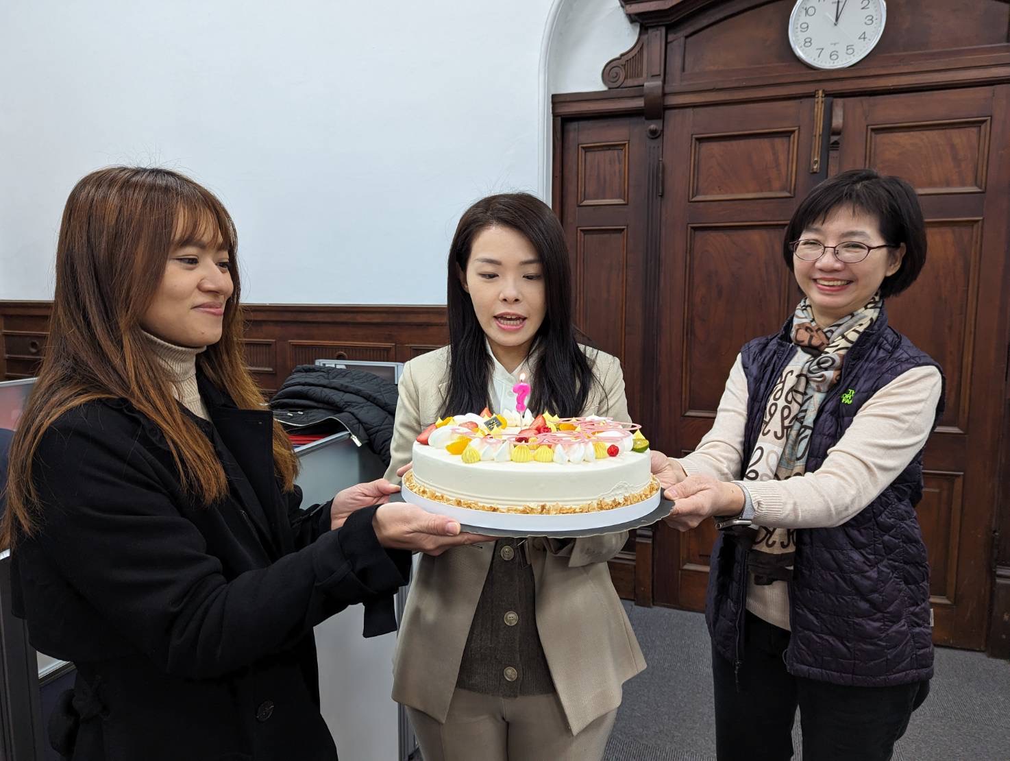 高虹安常在市府团队成员生日时亲自送蛋糕，让几位现任局处长对她评价是亲民、温暖的市长。记者巫鸿玮／翻摄