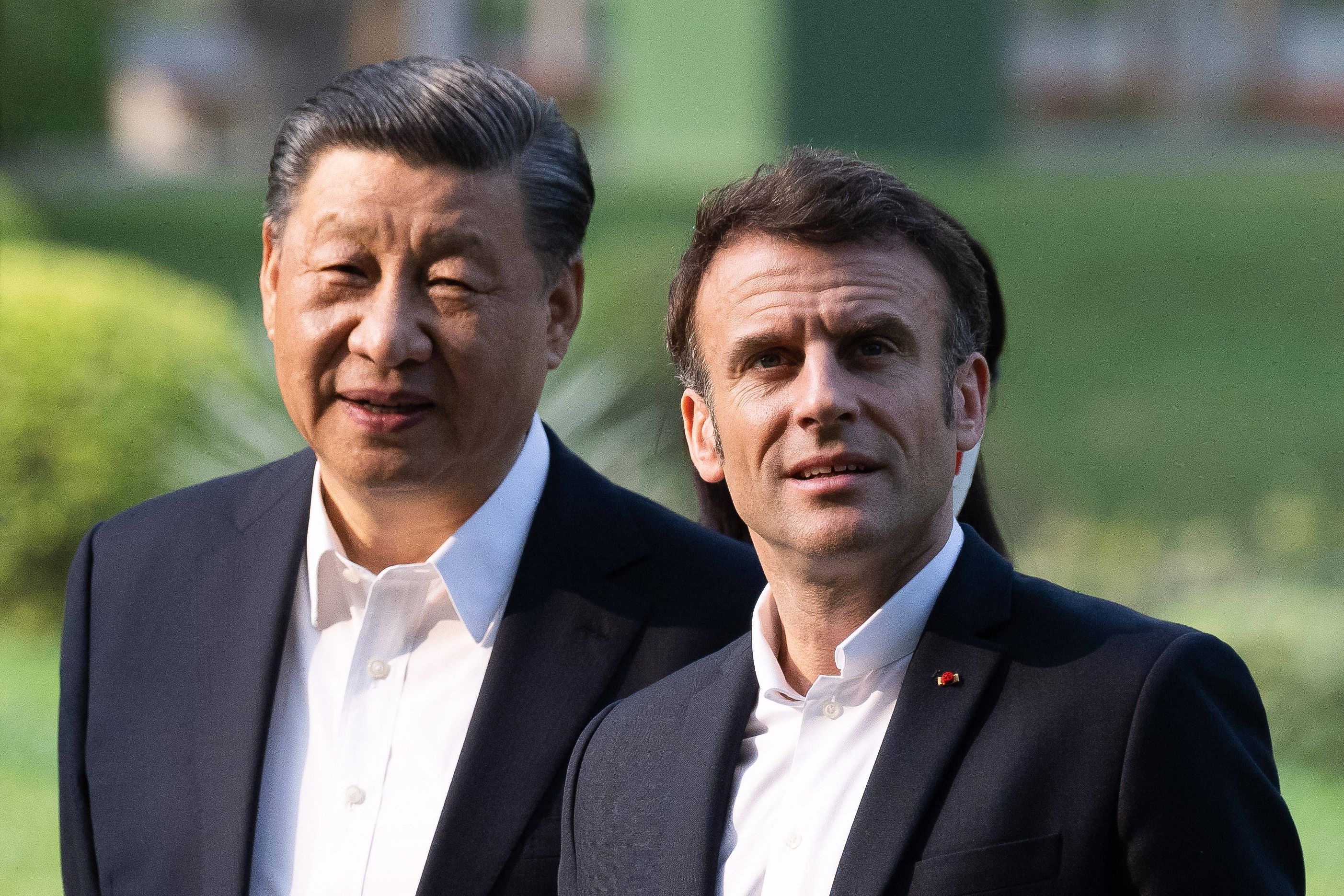 大陆国家主席习近平（左）近日访法，法国总统马克宏（右）却在媒体专访中表示，欧洲必须捍卫其在与中国大陆经济关系中的「战略利益」。法新社
