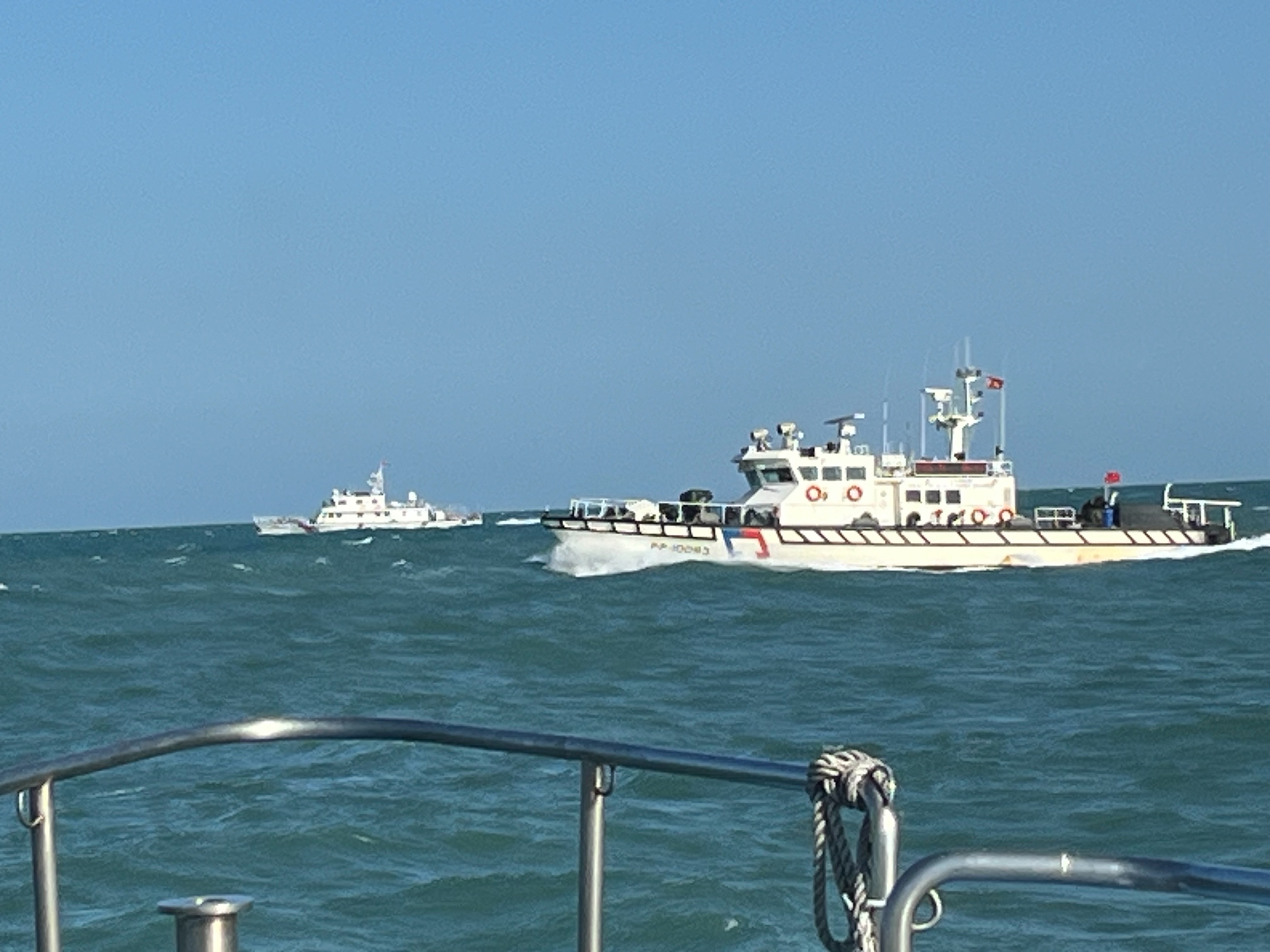 中国大陆海警船近期持续侵扰我金门南方海域，今又再有5艘集结。图／海巡署提供