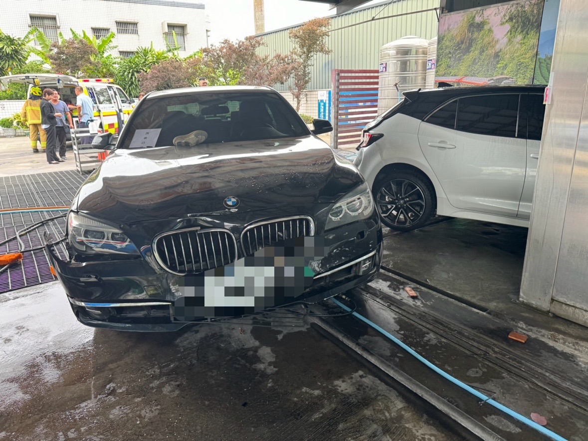 嘉义县有辆等待洗车的双B轿车突然爆冲将女洗车工卷入车底。图／翻摄画面