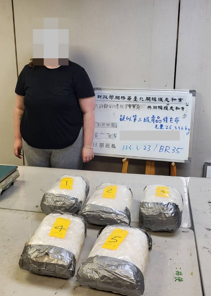 加拿大籍A女在行李内夹藏25.3公斤第三级毒品K他命企图闯关，遭海关及航警查获。图／航警局提供