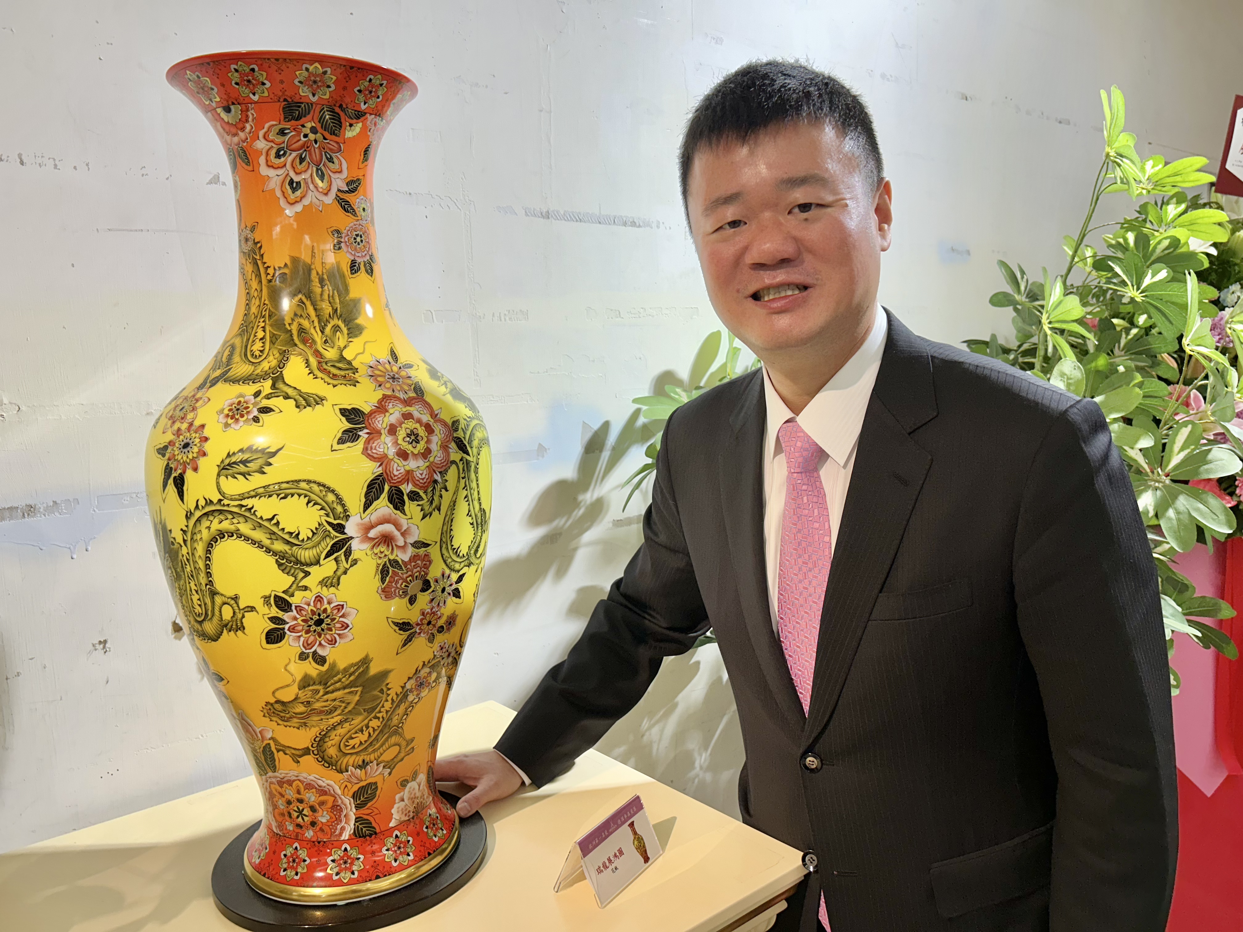 国裕精品执行董事栾慎寰展示售价高达800多万元的《瑞龙展鸿图》花瓶。记者宋健生/摄影