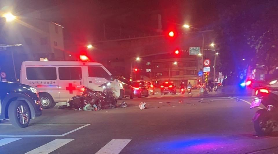台中司法大厦外今晚发生救护车与两辆机车的事故，当时救护车闯红灯，其中一名机车女骑士伤势较重。图／读者提供