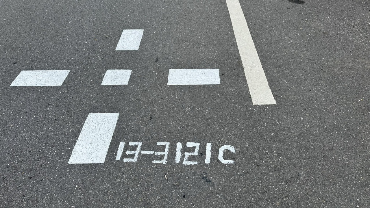 彰化伸港乡马路上绘制航测标，民众还以为是新的交通标志。图撷自彰化县议员赖清美脸书
