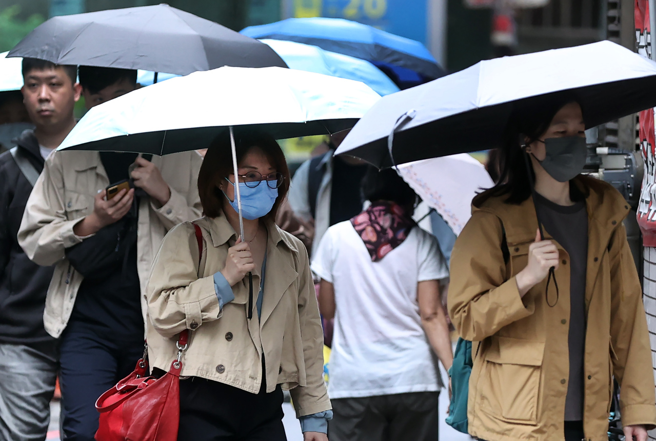 北台湾近来天气多变，回归冬天凉意氛围，不少民众外出时都拿出家中厚外套保暖。