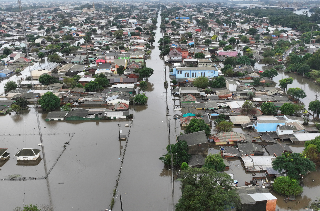 巴西南大河州豪雨成灾，图为南大河州首府阿雷格里港洪灾空拍画面。(路透)