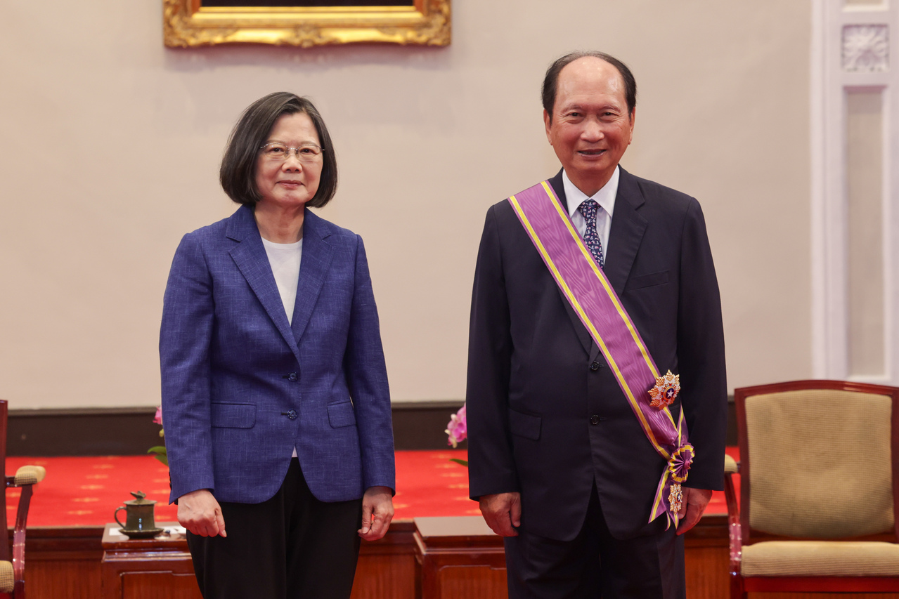 总统蔡英文（左）520将卸任，14日在总统府颁授行政院政务委员吴泽成（右）二等景星勋章。中央社