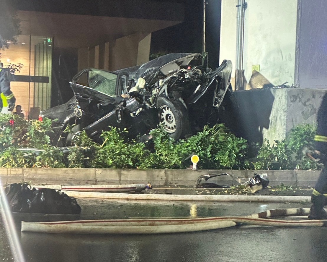 [新聞] BMW男暗夜開車撞中捷橋墩 轎車撞成廢鐵送