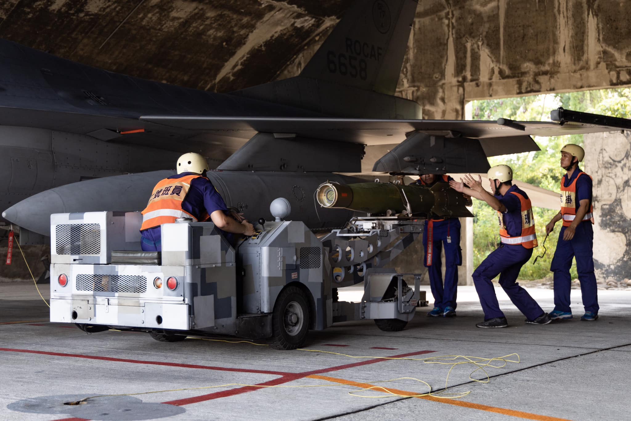 空军脸书日前贴出「113年上半年空对面实弹投掷训练」图文，由F-16V及IDF经国号战机执行空对面武器实弹射击，对海上及陆上目标实施炸射，验证空对面精准打击效能。图／取自空军脸书