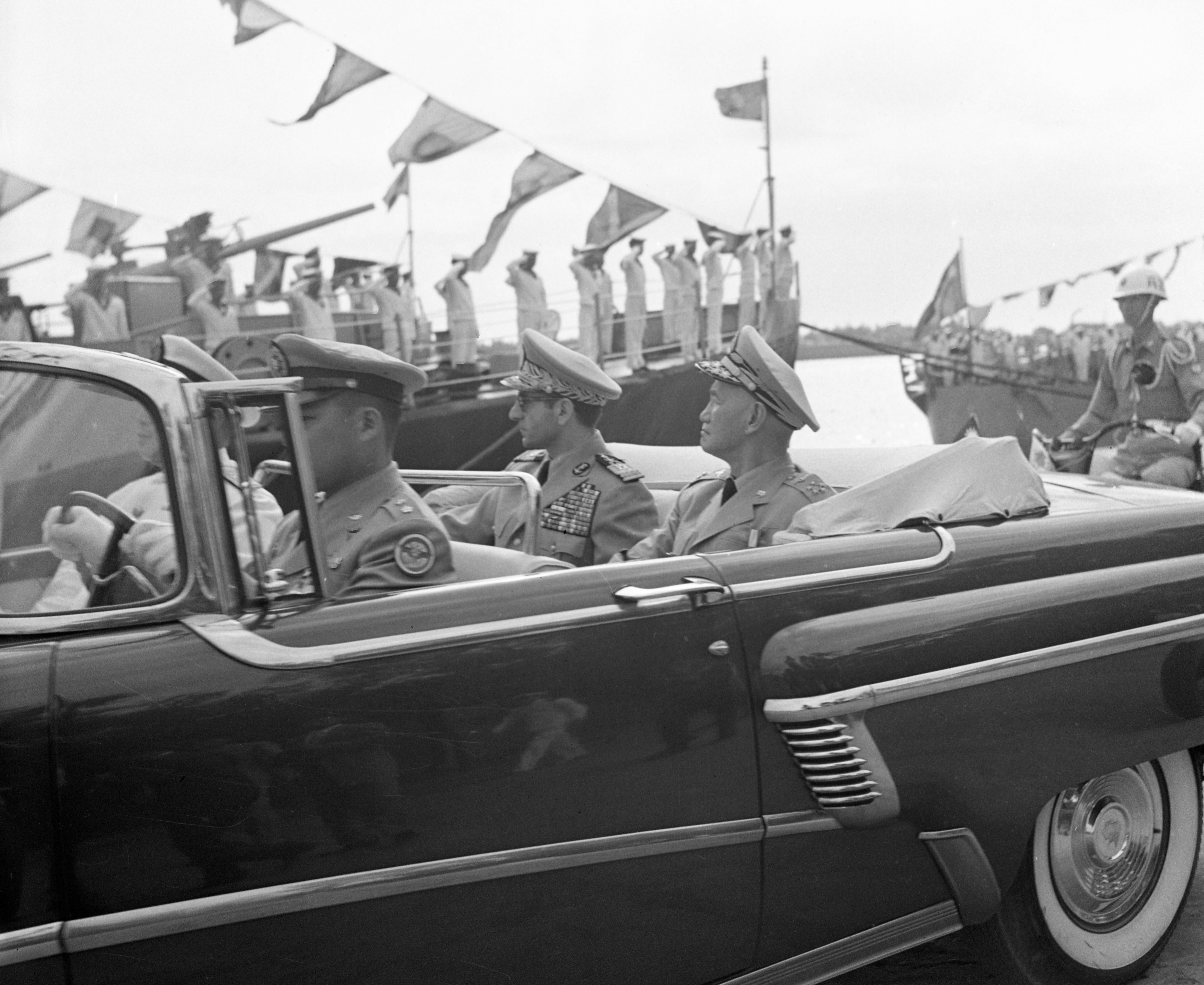 1958年5月16日，伊朗国王巴勒维午后在蒋中正总统陪同下，至左营海军基地参观。图／联合报系资料照片