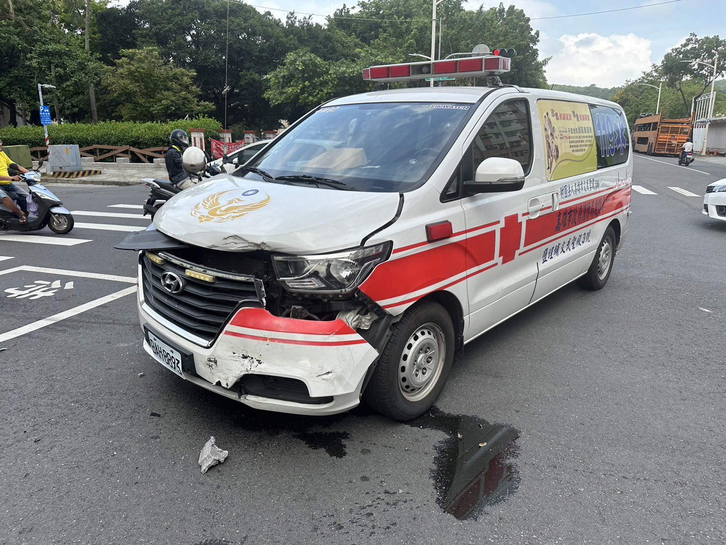 高雄市消防局救护车今天上午与轿车出车祸。记者林保光／翻摄