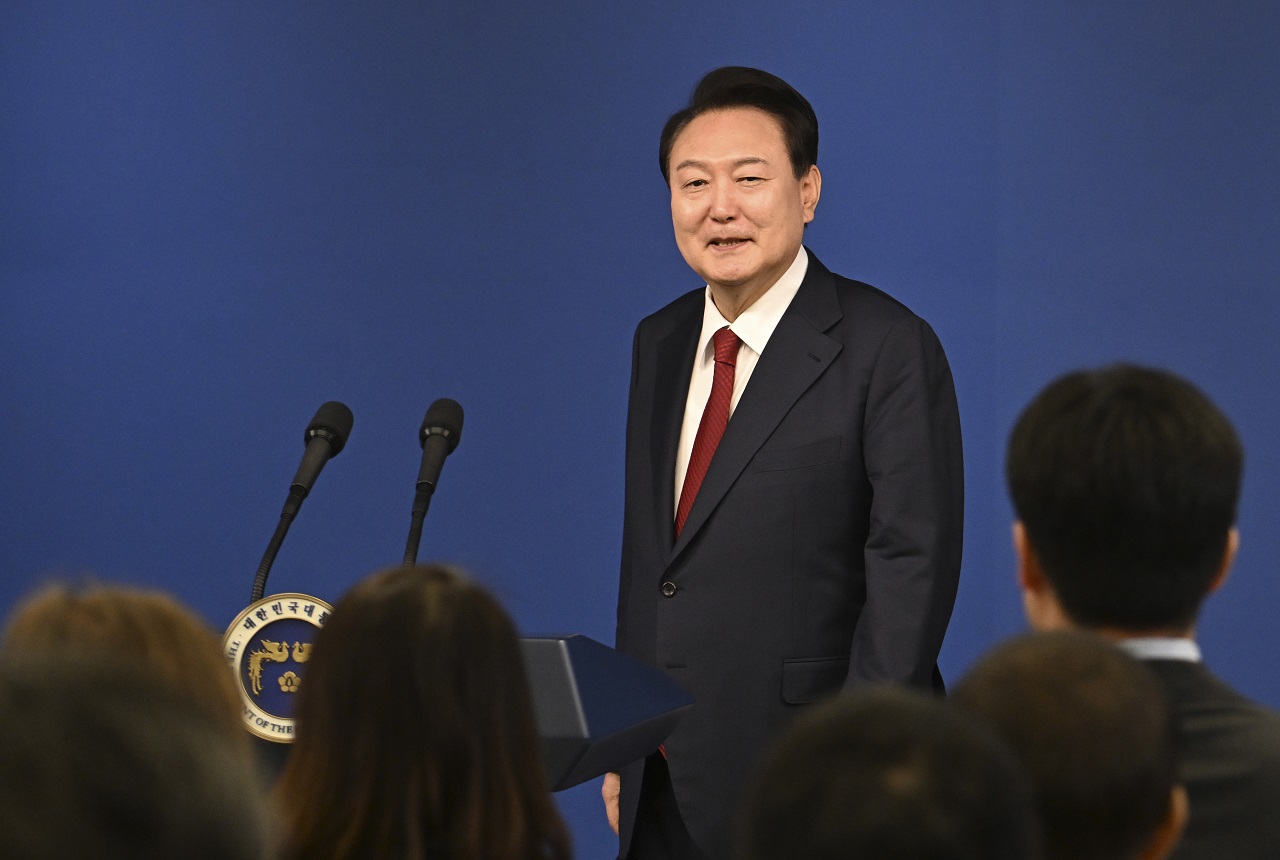 南韩总统尹锡悦9日出席在首尔总统室举行的就职两周年记者会。美联社