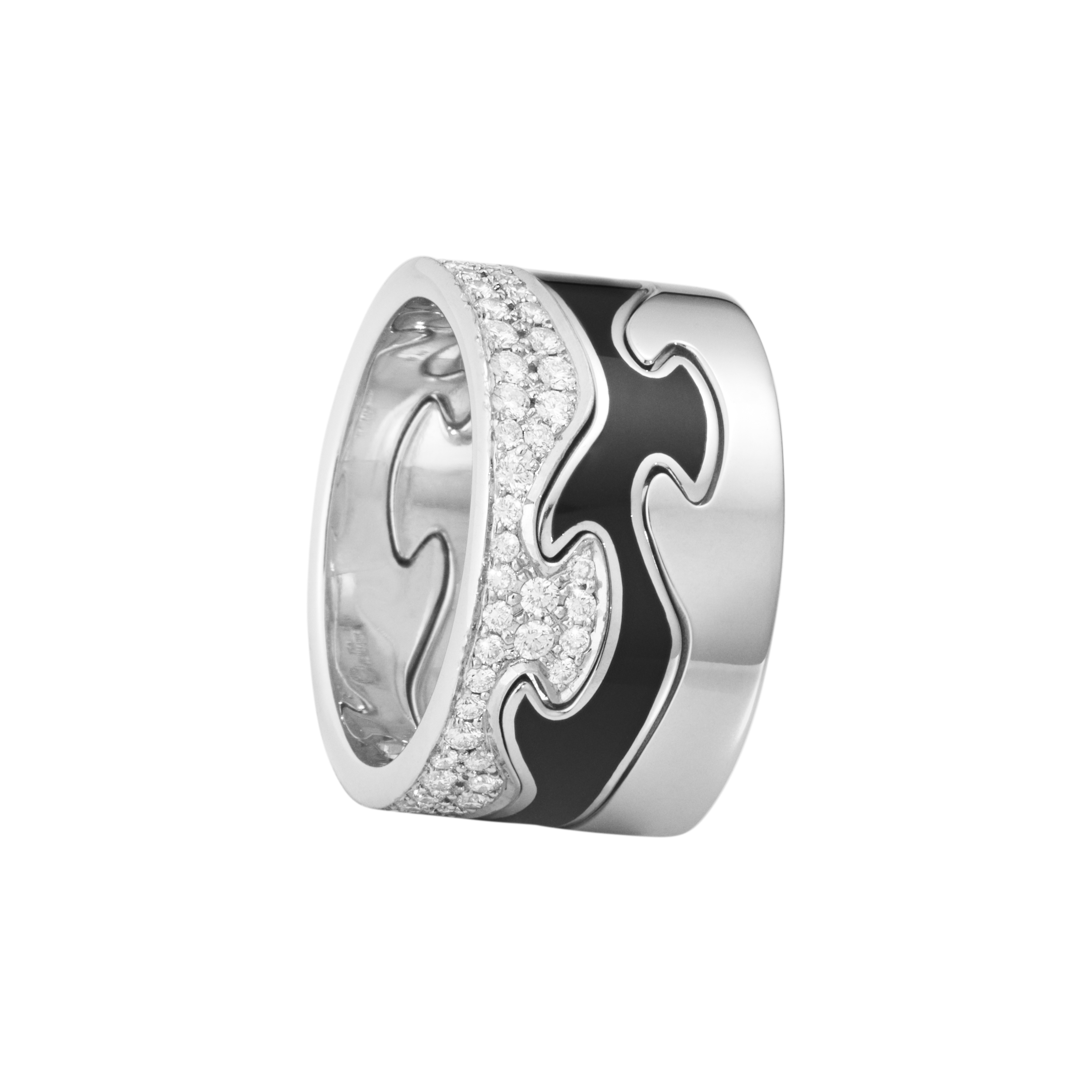 乔治杰生FUSION系列三件式戒指，18K白金镶嵌钻石、HYCERAM黑色陶瓷，21万9,000元起。图／乔治杰生提供