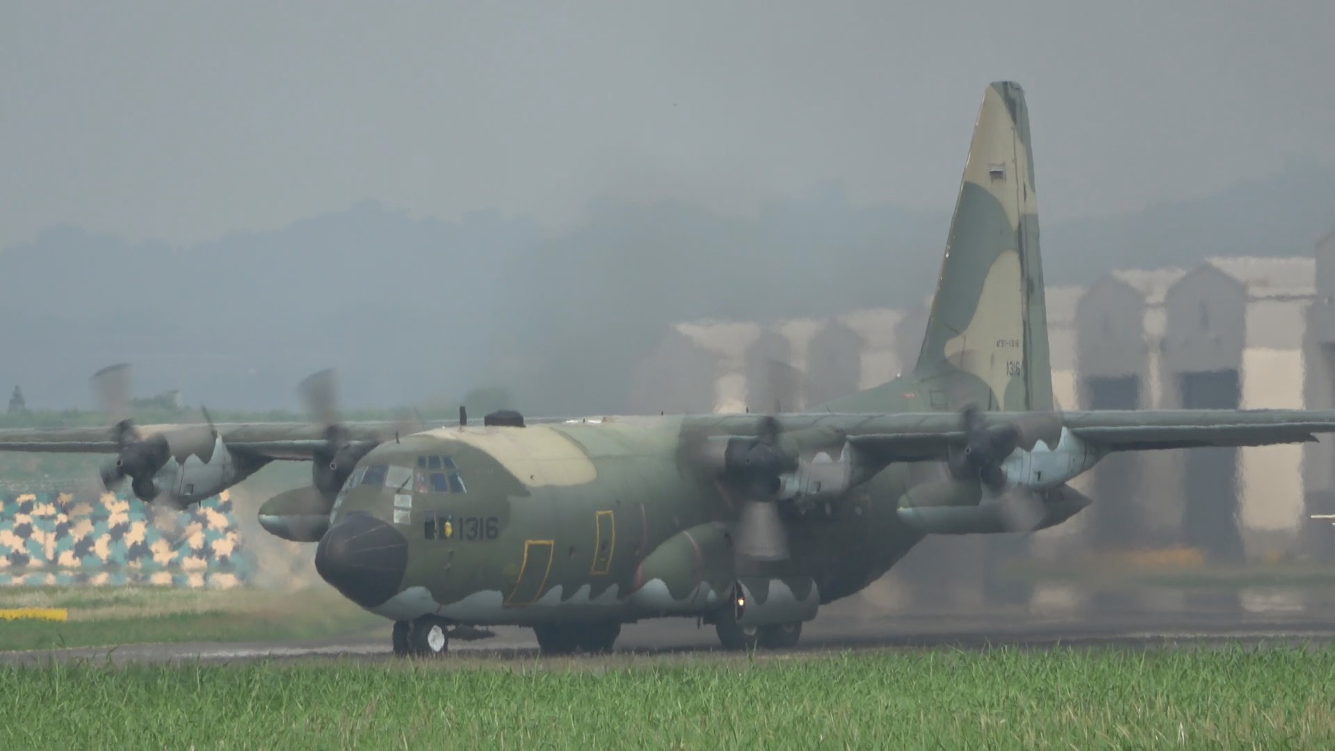 15日空军六联队进行罕见的C-130H战术起降演练，展现这款运输机的高超性能。截图／刘学圣拍带