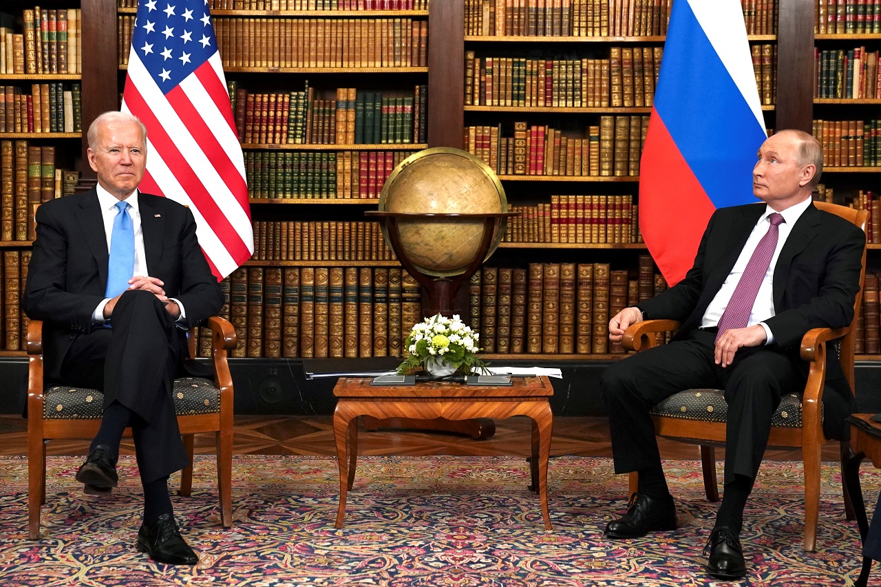 美国总统拜登（左）和俄罗斯总统普亭（右）2021年6月在瑞士日内瓦会晤。路透