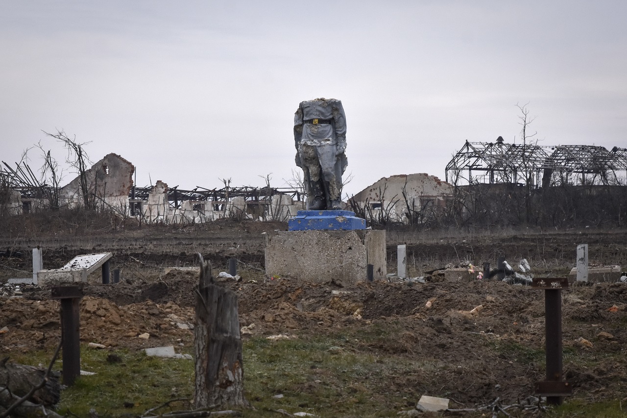 乌克兰扎波罗热州罗博季涅村中央广场一座二战无名士兵纪念碑，可见到纪念碑经过俄乌两军激战后被毁与断了头颅，摄于1日。美联社
