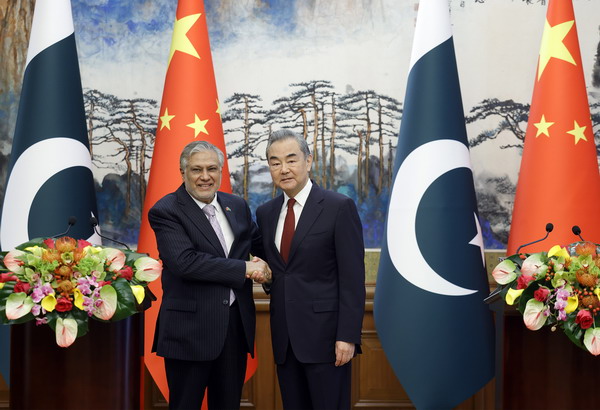 大陆外交部长王毅15日在北京与巴基斯坦副总理兼外长达尔举行第五次中巴外长战略对话。图为二人会后共同召开记者会。（图／取自大陆外交部网站）