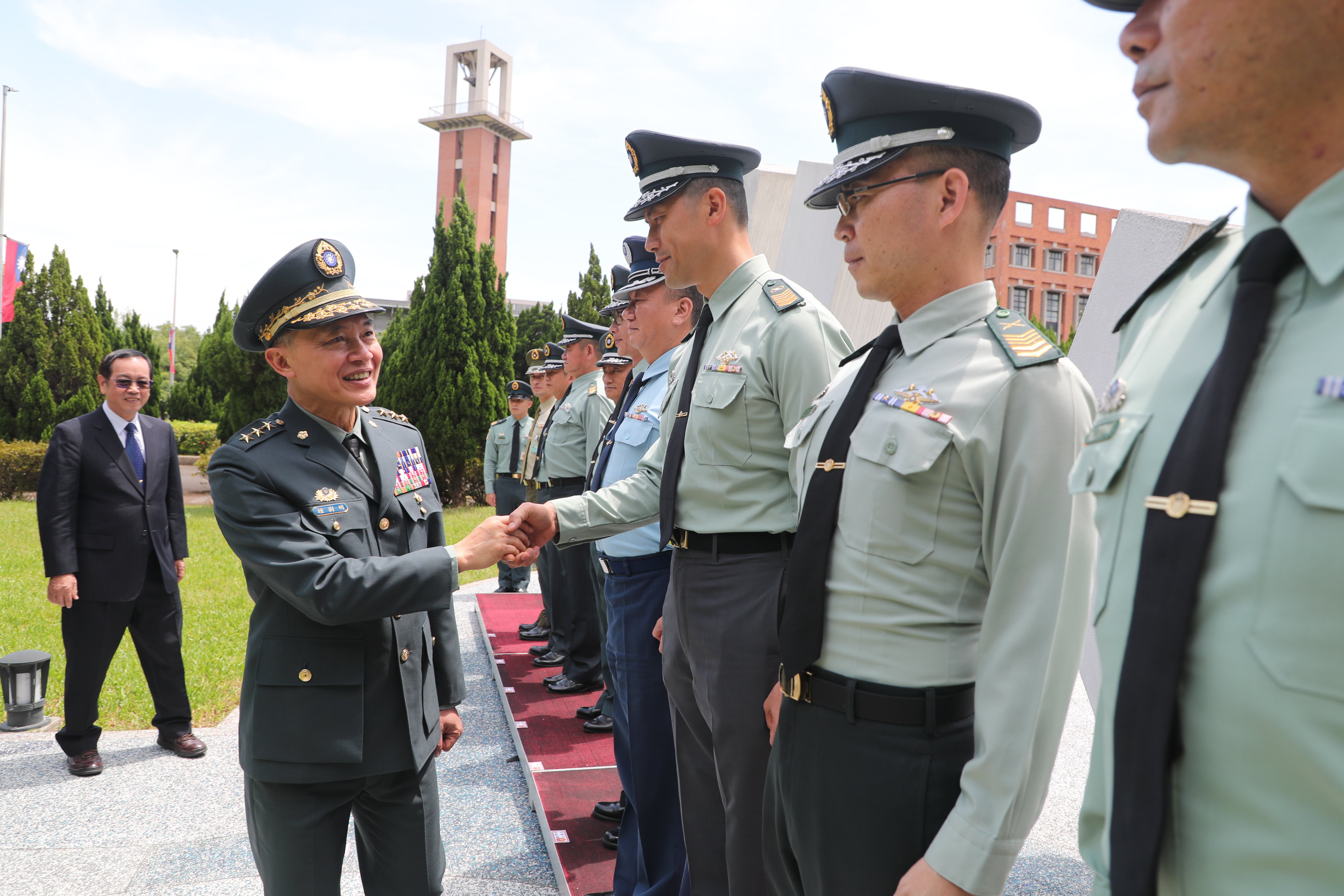 陆军官校67周年校庆，司令钟树明（左）向各一级单位士督长握手致意。图/陆军提供
