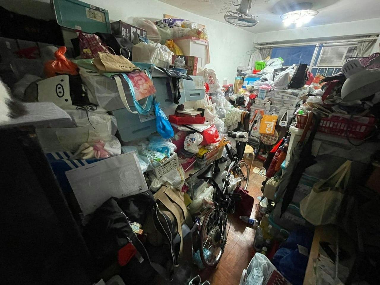 有网友发文称男友母亲在家中收藏大堆杂物，还受虫害影响。（「香港突发事故报料区及讨论区」FB图片）
