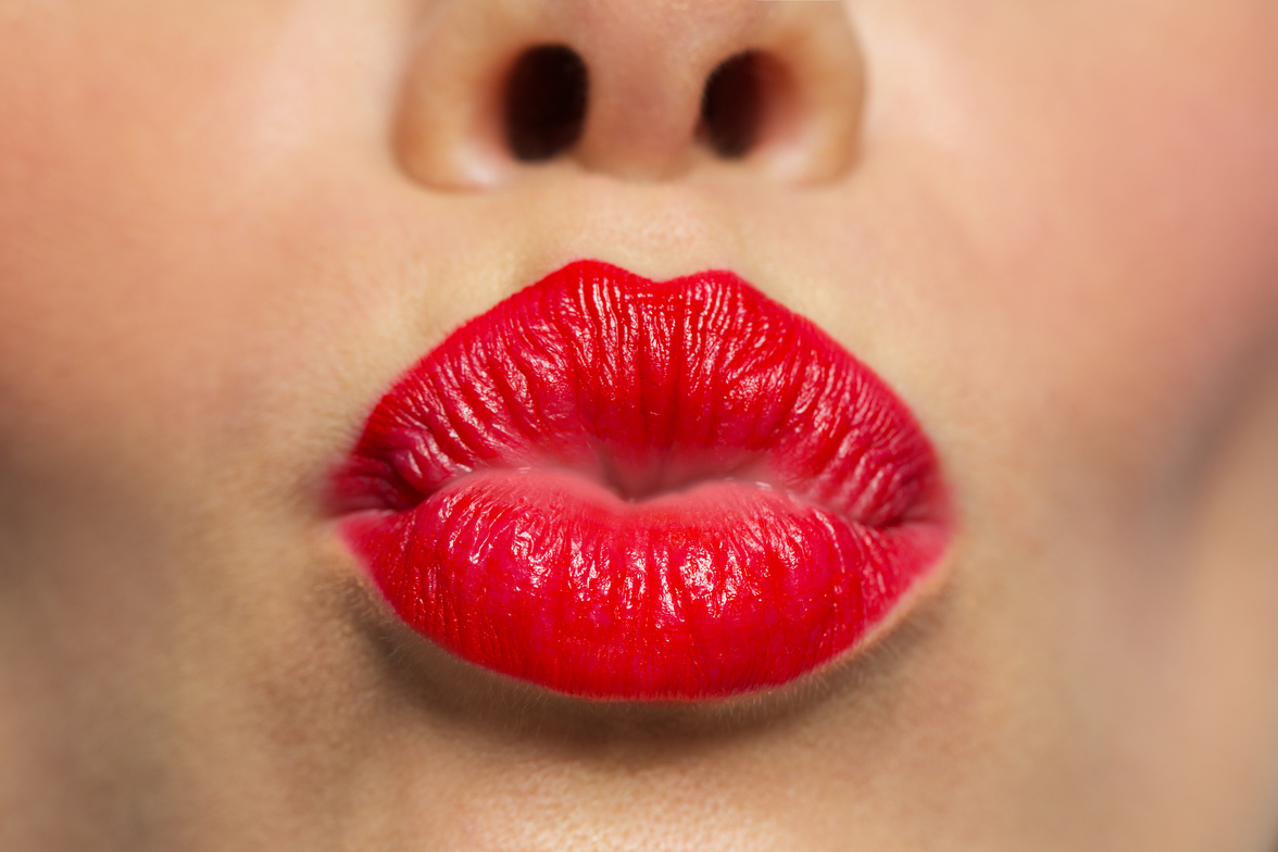 澳大利亚1名男子与女友热吻后，疑因俗称「草莓」的吻痕而丧命。（示意图／Ingimage）