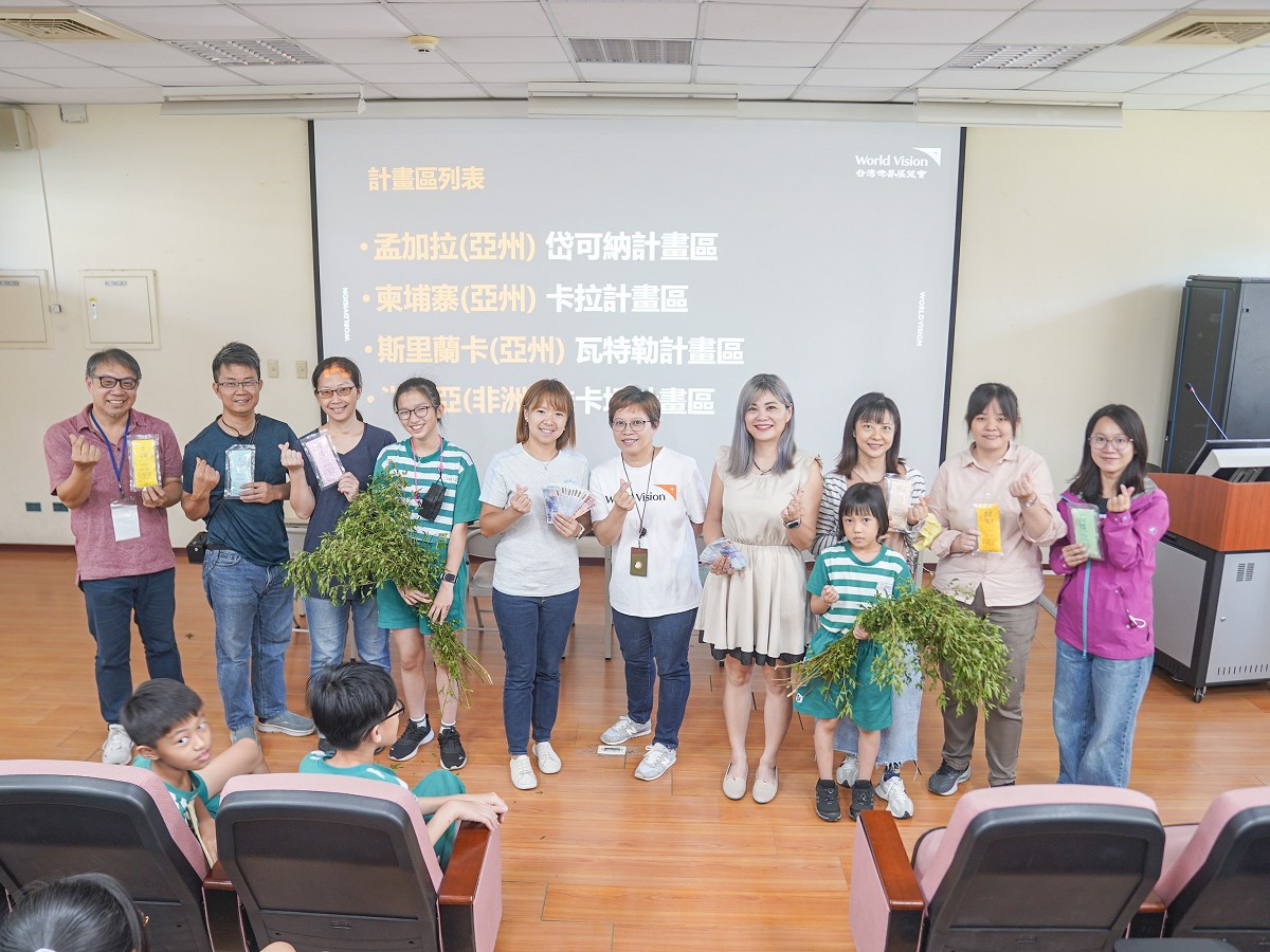 淡水国小美术班种植香草，加工成为香草茶包，去年义卖有8400元的收入，捐给台湾世界展望会，帮助贫困儿童国家。