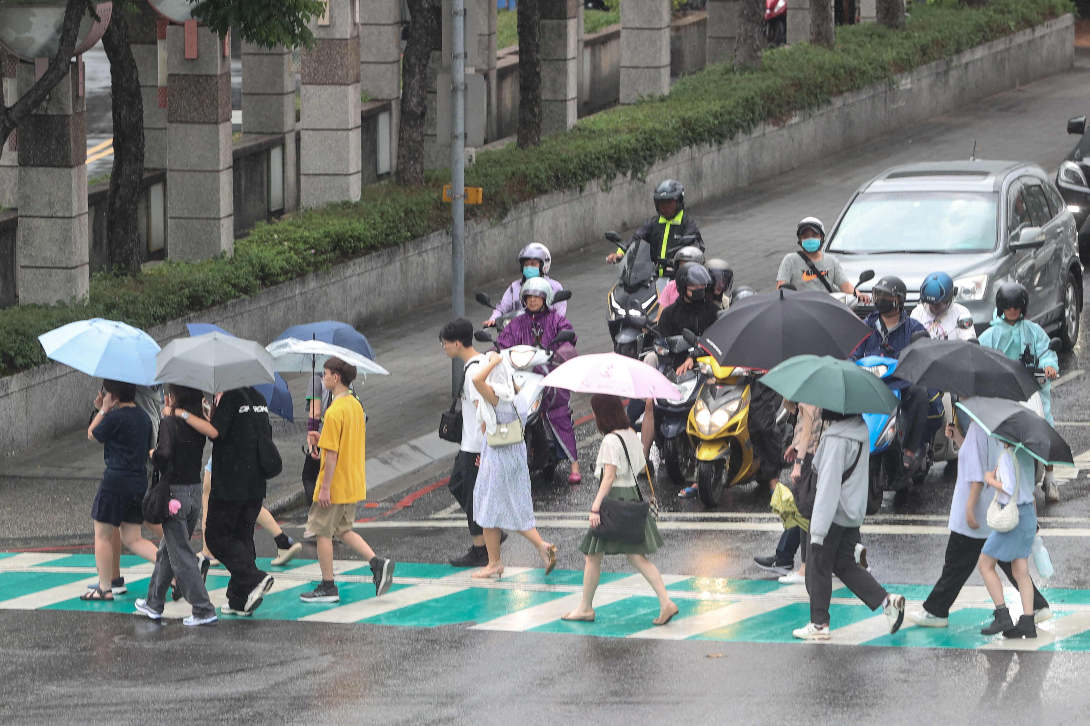 台湾整合防灾工程技术顾问公司总监贾新兴表示，20日中午前后水气移入，各地转有雨。本报资料照片