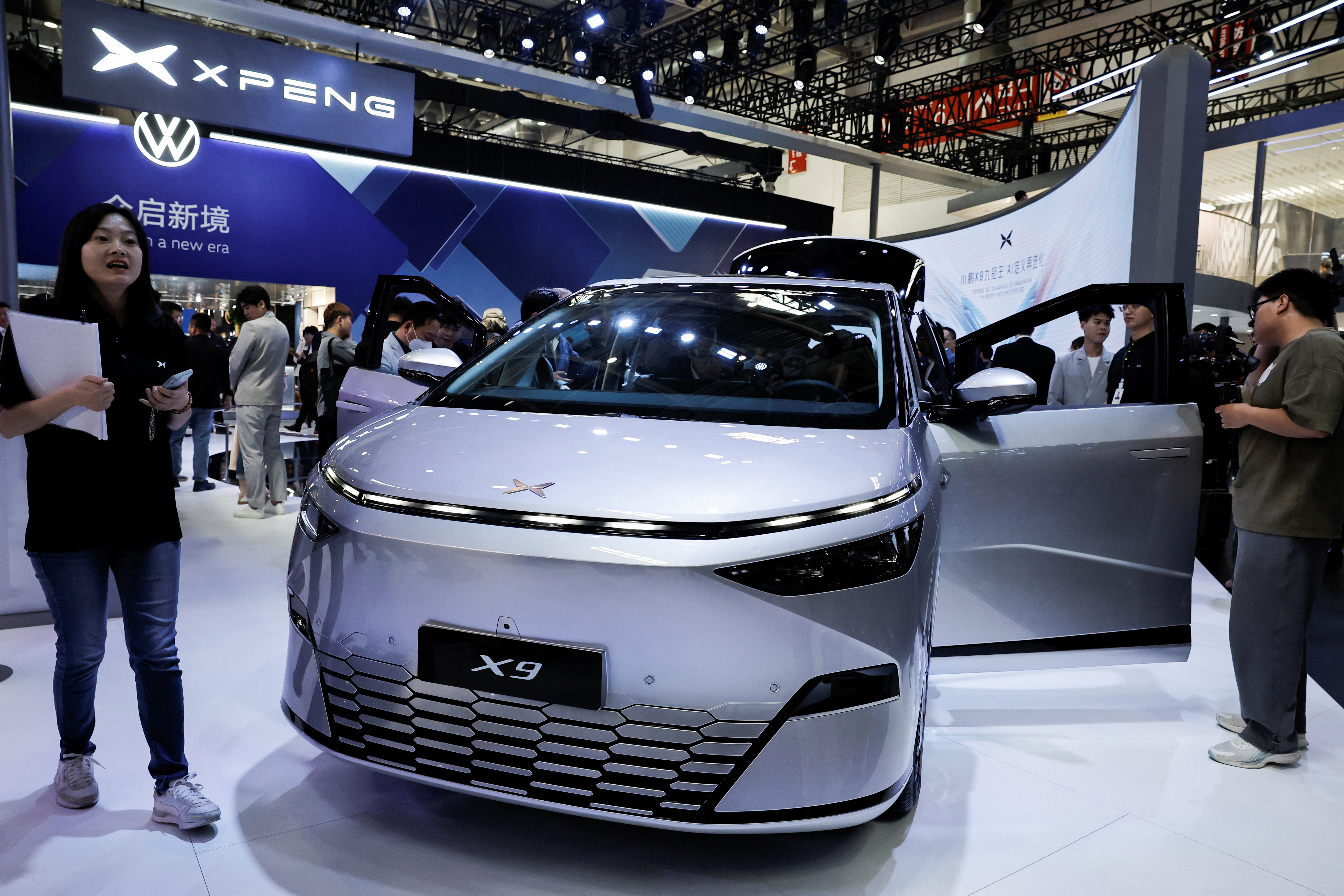 日经新闻报导，北京当局正敦促国内主要汽车制造商，使用的国产晶片比率要在2025年前提高到25%。路透