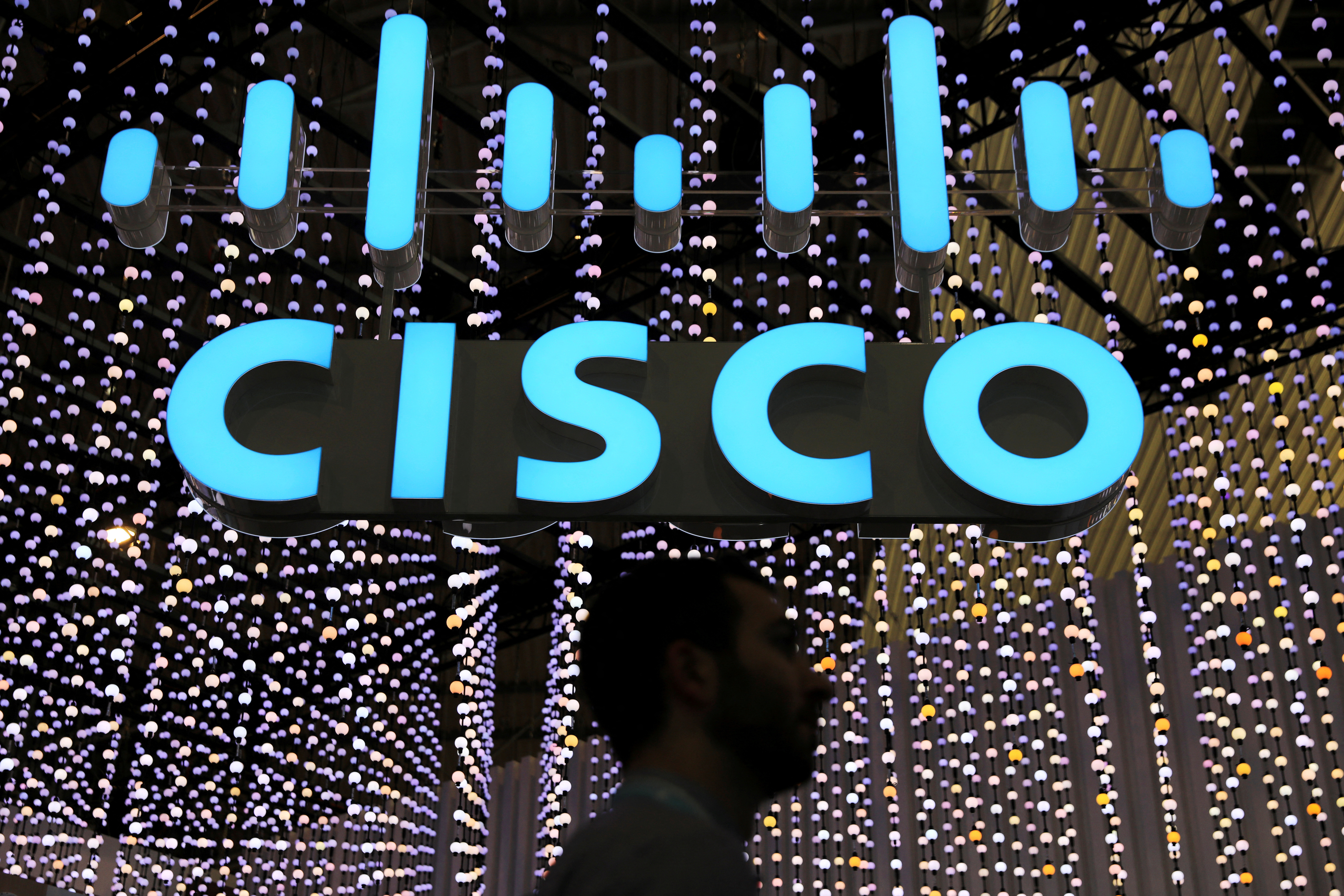 网路设备大厂思科（Cisco Systems）的财测显示客户再度开始投资电脑网路设备，消息激励思科股价盘后大涨5%。路透