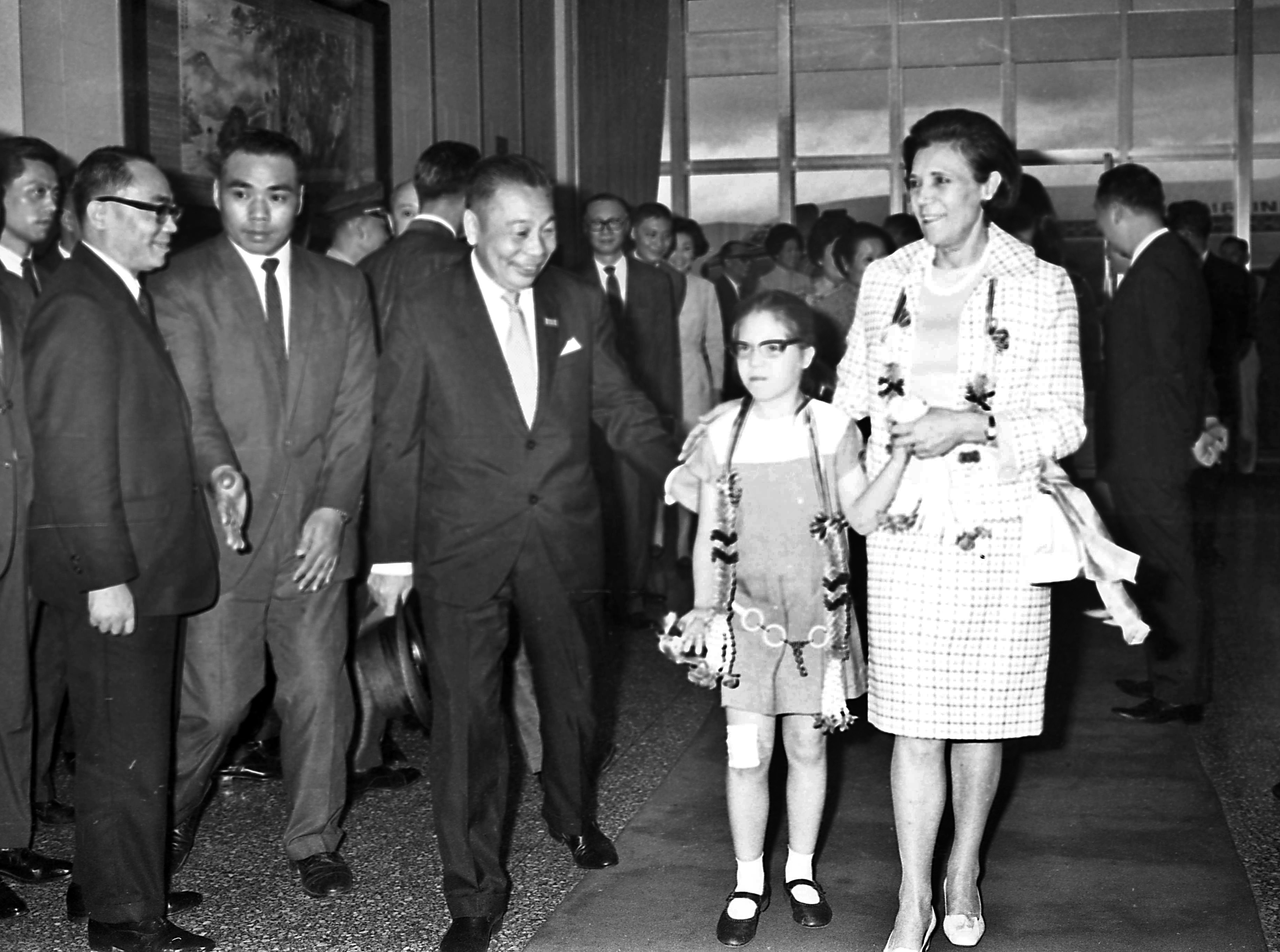 1969年5月17日，赴泰访问的中华民国特使蒋经国（前排右三）下午返抵台湾，夫人蒋方良（前排右一）带著孙女蒋友梅（前排右二）到场欢迎。图／联合报系资料照片
