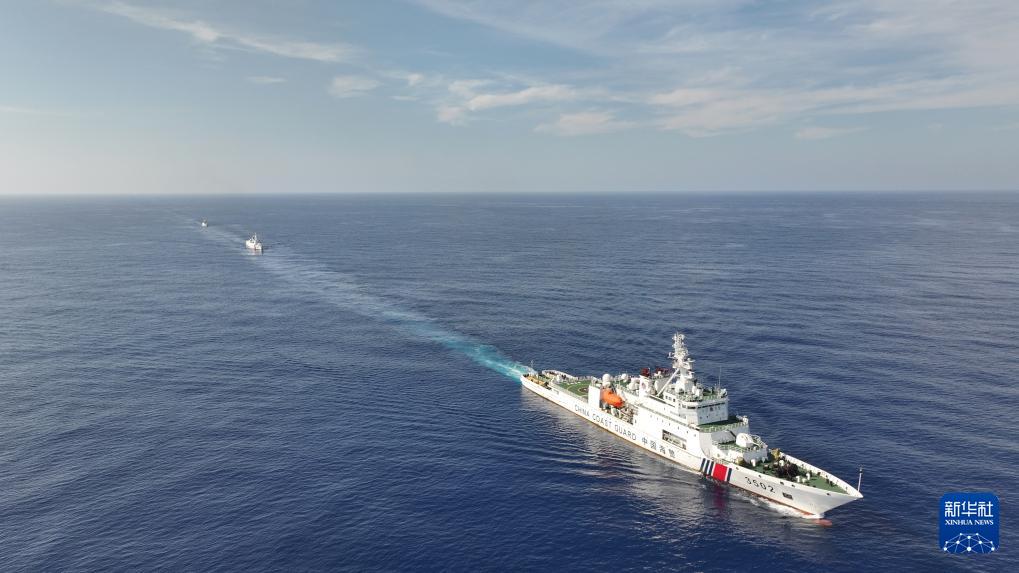 中国海警3502编队在黄岩岛海域进行编队航行训练。新华社