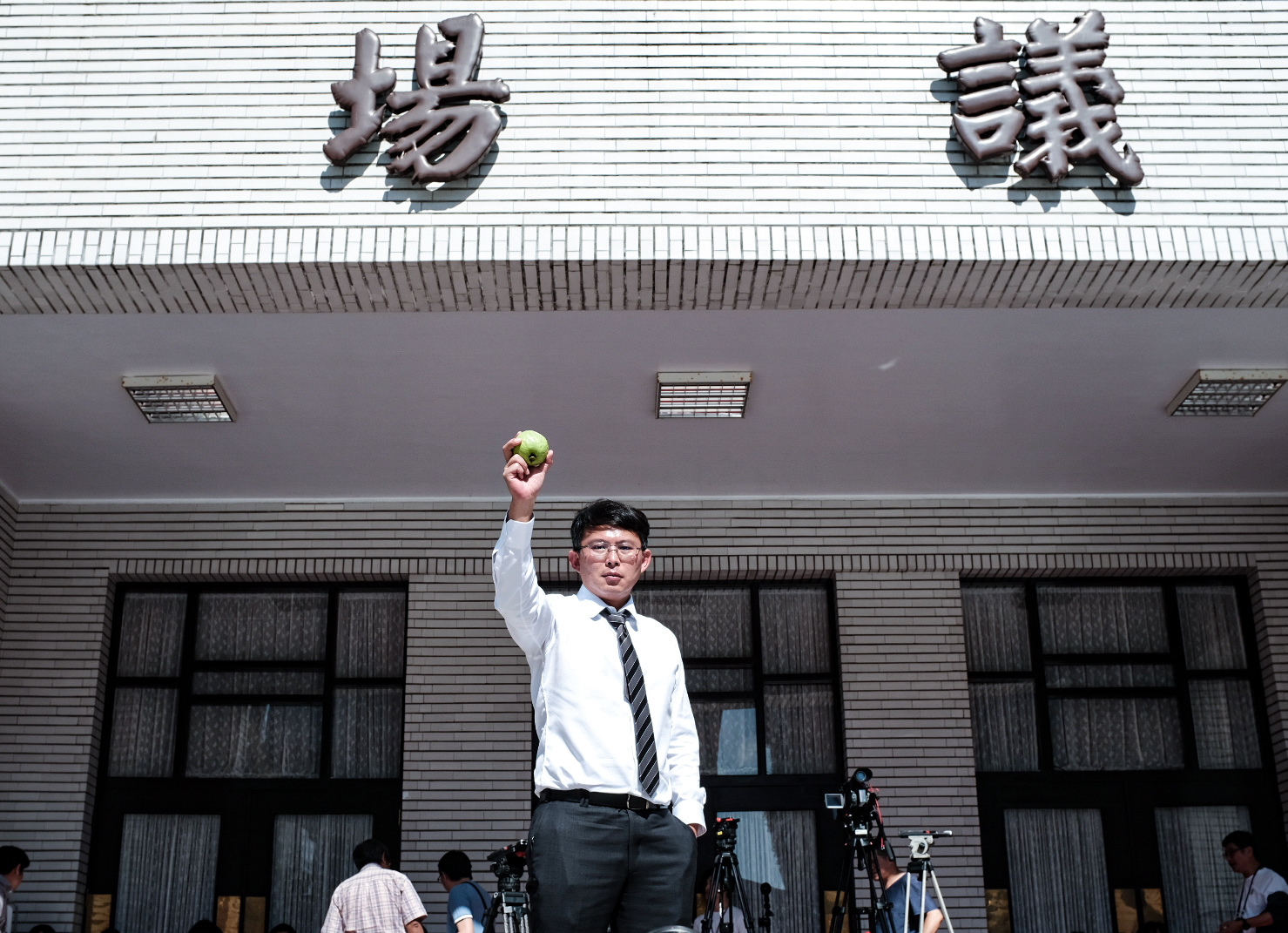 立法院会预计明天处理国会改革法案，民众党立委黄国昌拿著「芭乐」象征举起人民的法槌。记者曾原信／摄影