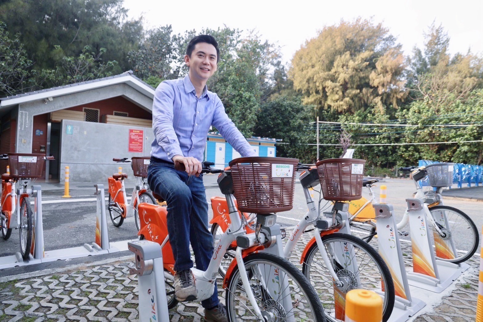 竹北市长郑朝方亲自到水月公园体验新设的YouBike，还能借电辅车轻松骑。图／竹北市公所提供