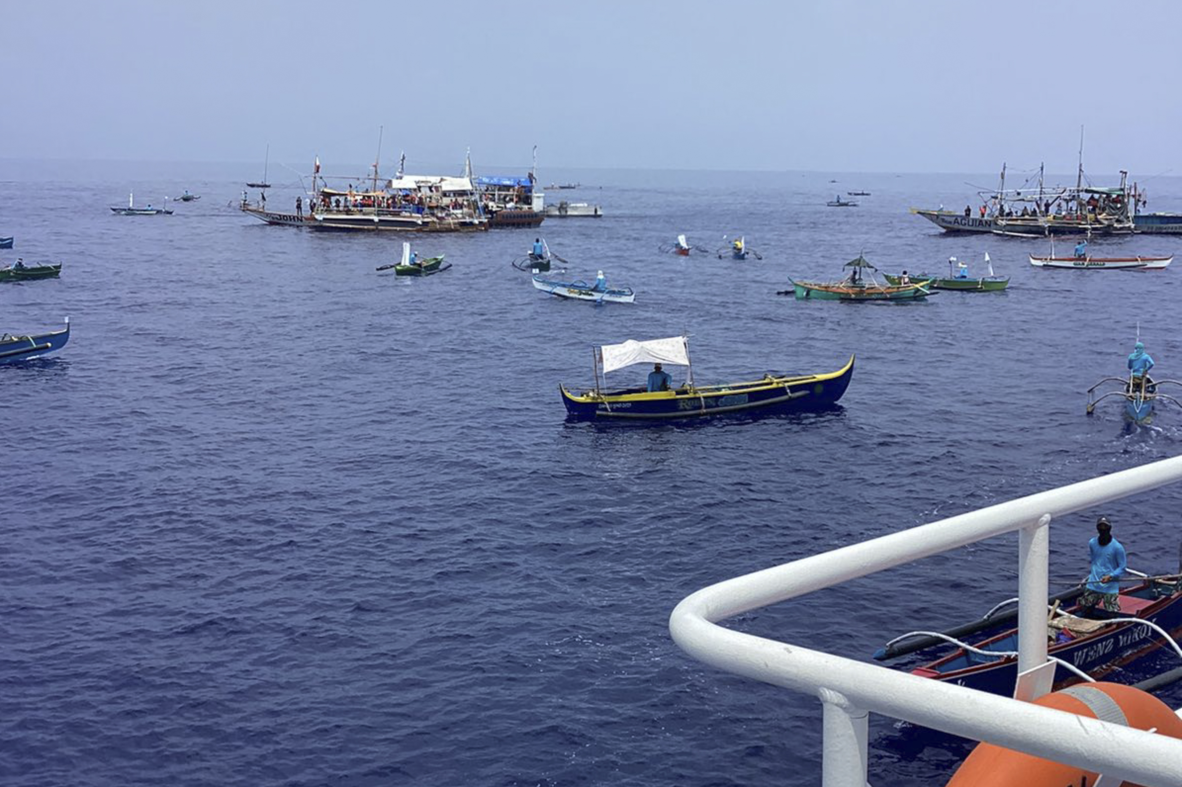 数十艘菲律宾渔船赴黄岩岛抗议。美联社